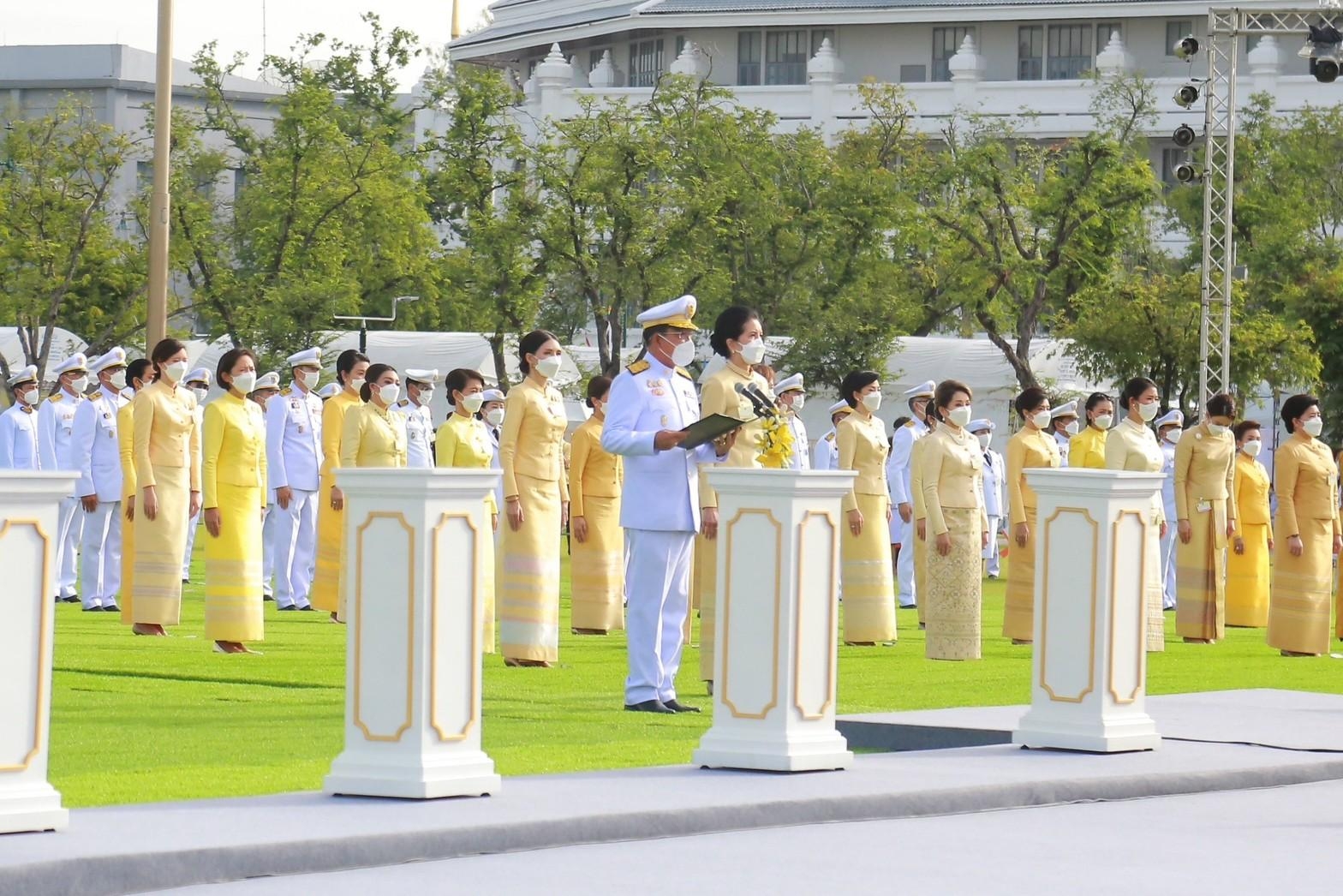 ๐๓๖ ปลัดกระทรวงกลาโหม และนายกสมาคมภริยาฯ ร่วมพิธีทำบุญตักบาตร และพิธีถวายบังคม เนื่องในวันคล้ายวันพระราชสมภพ พระบาทสมเด็จพระบรมชนกาธิเบศร มหาภูมิพลอดุลยเดชมหาราช บรมนาถบพิตร