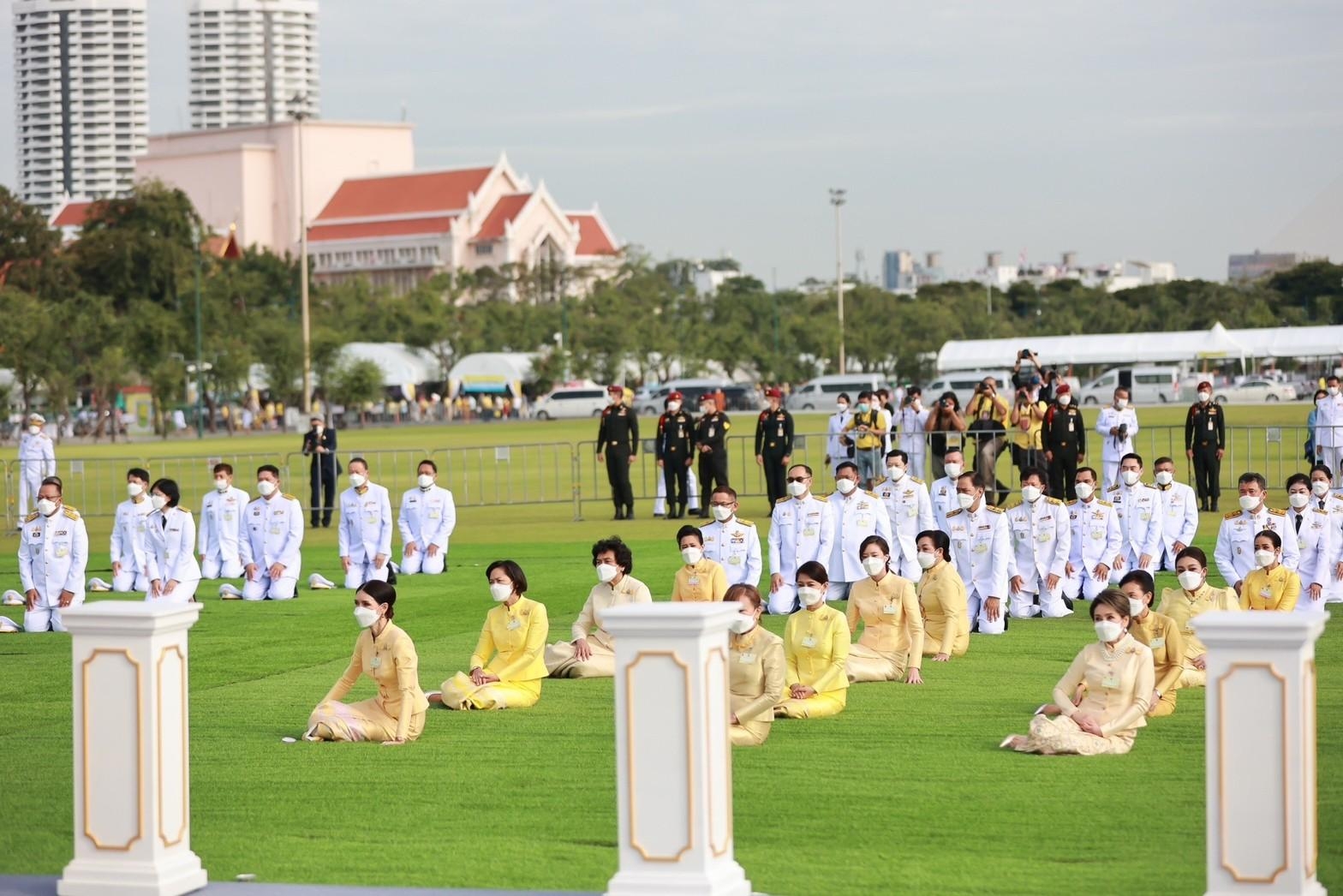 ๐๓๖ ปลัดกระทรวงกลาโหม และนายกสมาคมภริยาฯ ร่วมพิธีทำบุญตักบาตร และพิธีถวายบังคม เนื่องในวันคล้ายวันพระราชสมภพ พระบาทสมเด็จพระบรมชนกาธิเบศร มหาภูมิพลอดุลยเดชมหาราช บรมนาถบพิตร