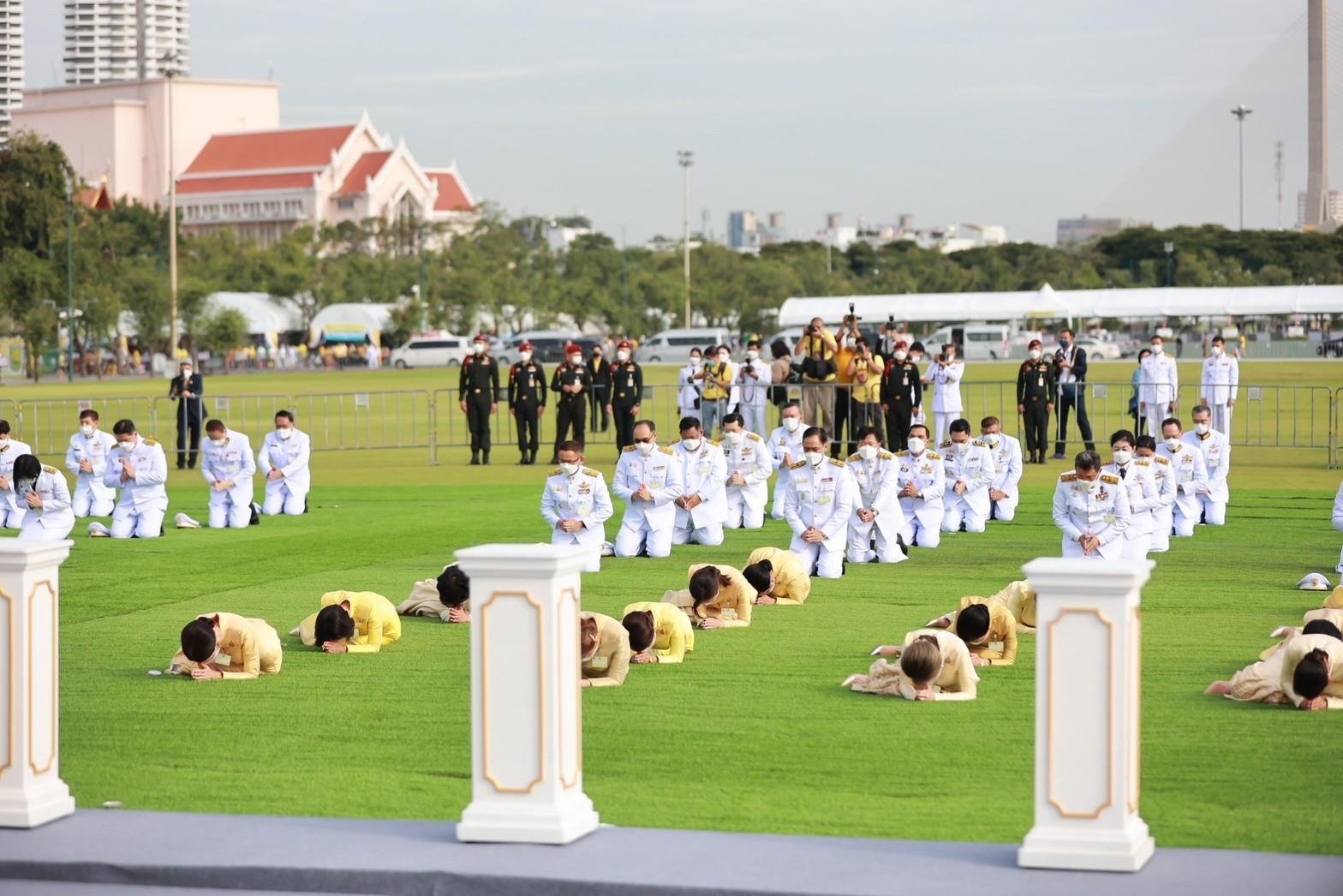 ๐๓๖ ปลัดกระทรวงกลาโหม และนายกสมาคมภริยาฯ ร่วมพิธีทำบุญตักบาตร และพิธีถวายบังคม เนื่องในวันคล้ายวันพระราชสมภพ พระบาทสมเด็จพระบรมชนกาธิเบศร มหาภูมิพลอดุลยเดชมหาราช บรมนาถบพิตร