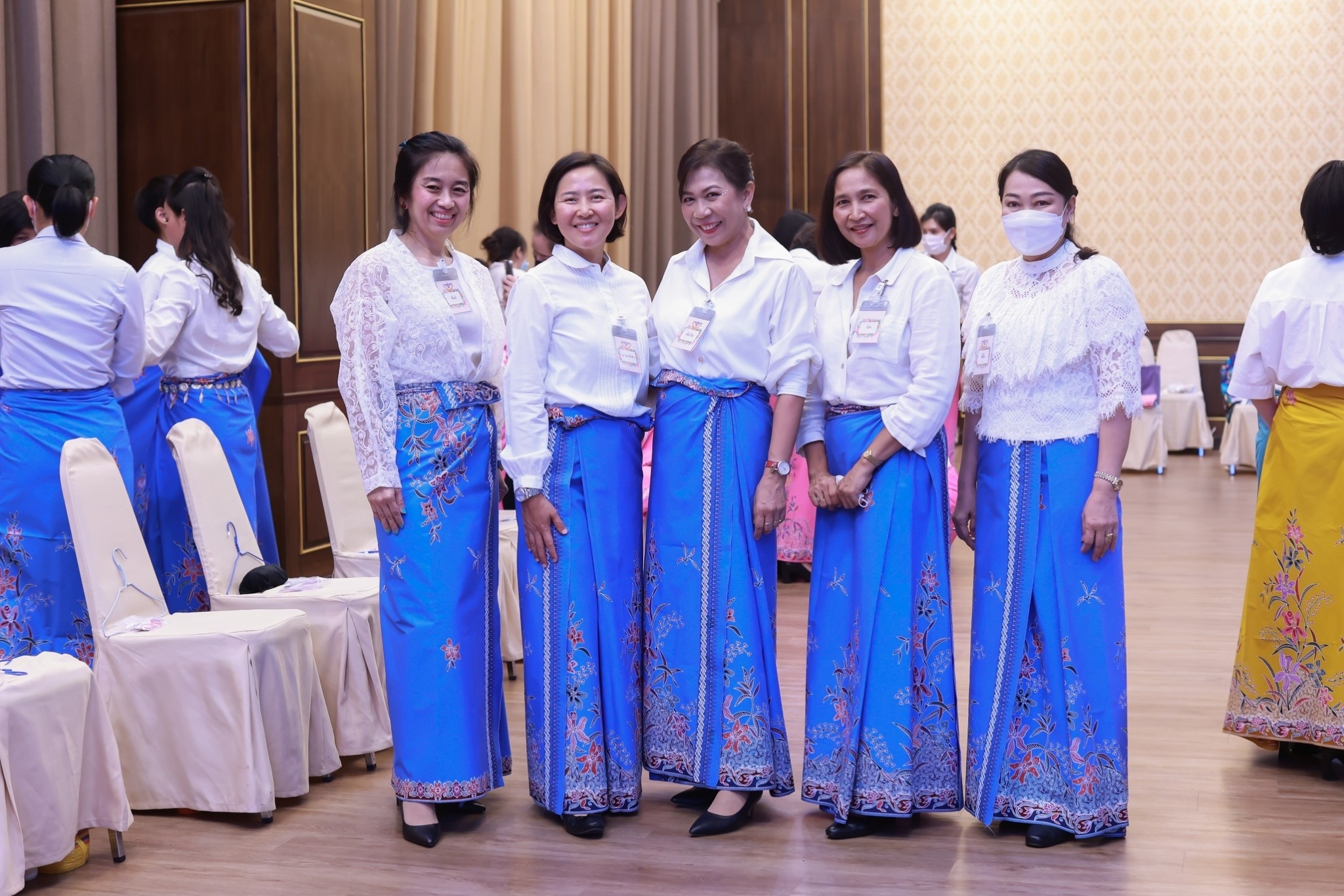 ๑๑๕ นายก สคภ.สป. พร้อมด้วยคณะกรรมการสมาคมฯ ร่วมกิจกรรมโครงการศูนย์ส่งเสริมการเรียนรู้ “การใส่ผ้าซิ่น”