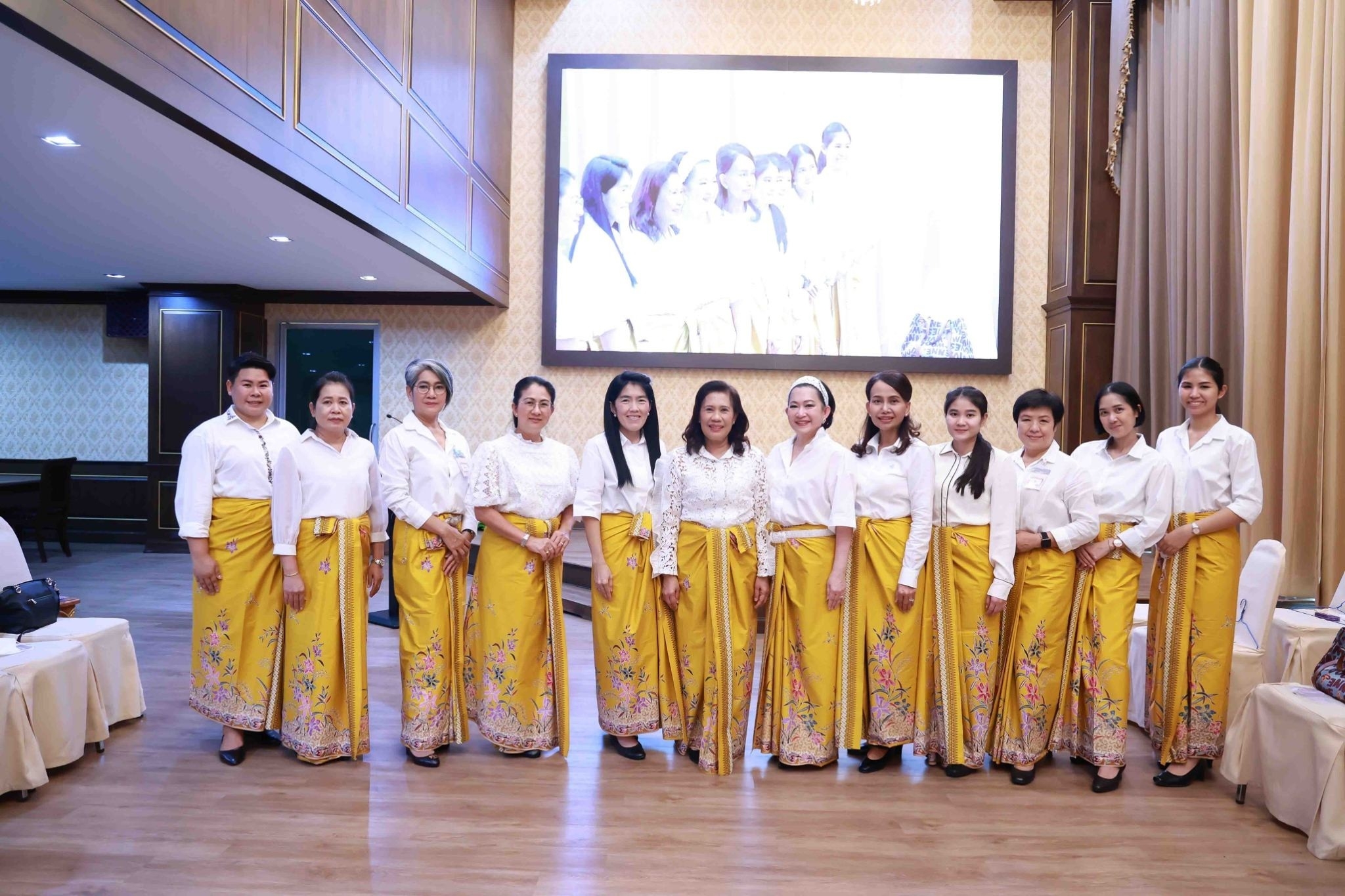 ๑๑๕ นายก สคภ.สป. พร้อมด้วยคณะกรรมการสมาคมฯ ร่วมกิจกรรมโครงการศูนย์ส่งเสริมการเรียนรู้ “การใส่ผ้าซิ่น”
