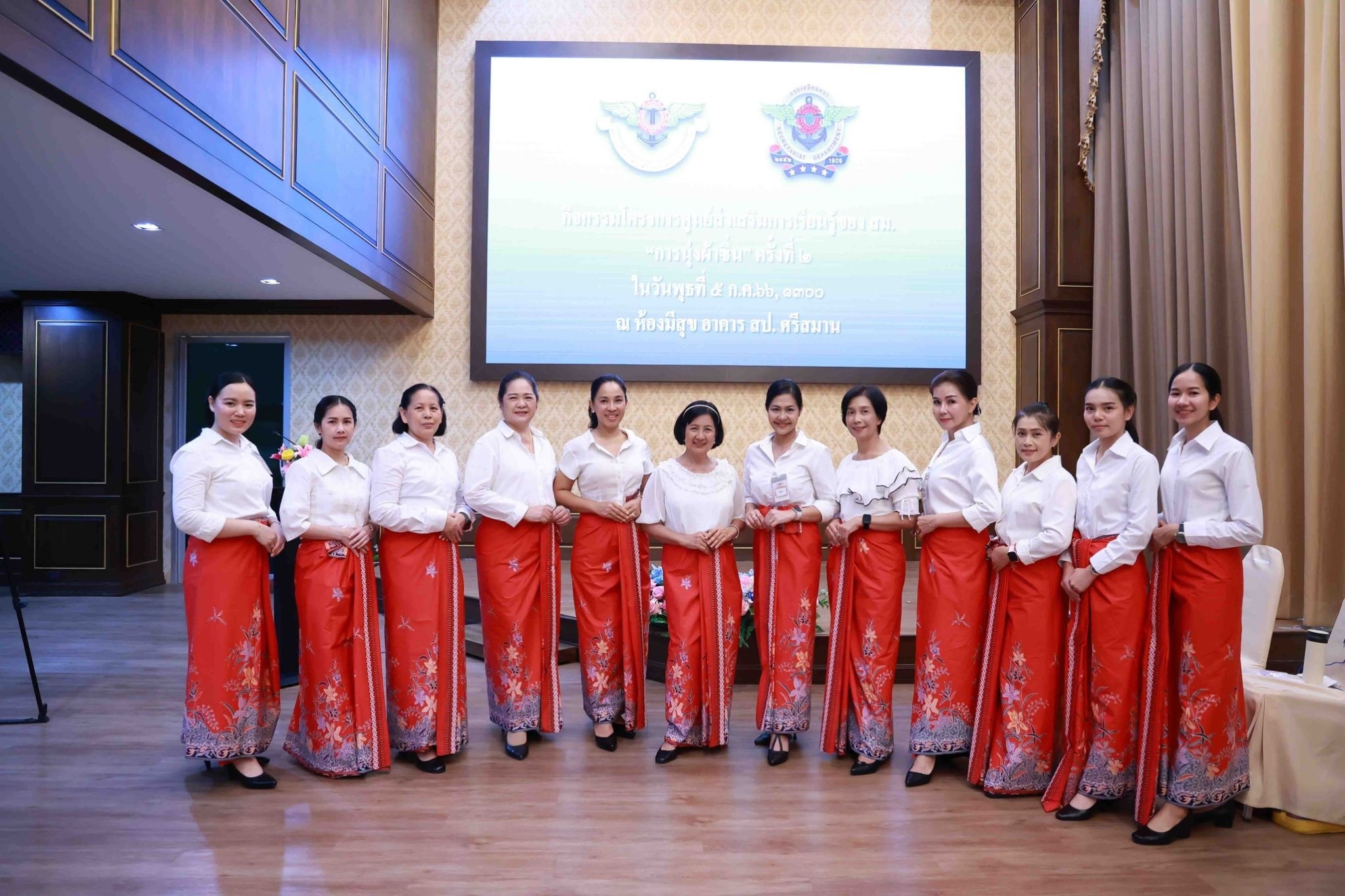 ๑๑๕ นายก สคภ.สป. พร้อมด้วยคณะกรรมการสมาคมฯ ร่วมกิจกรรมโครงการศูนย์ส่งเสริมการเรียนรู้ “การใส่ผ้าซิ่น”
