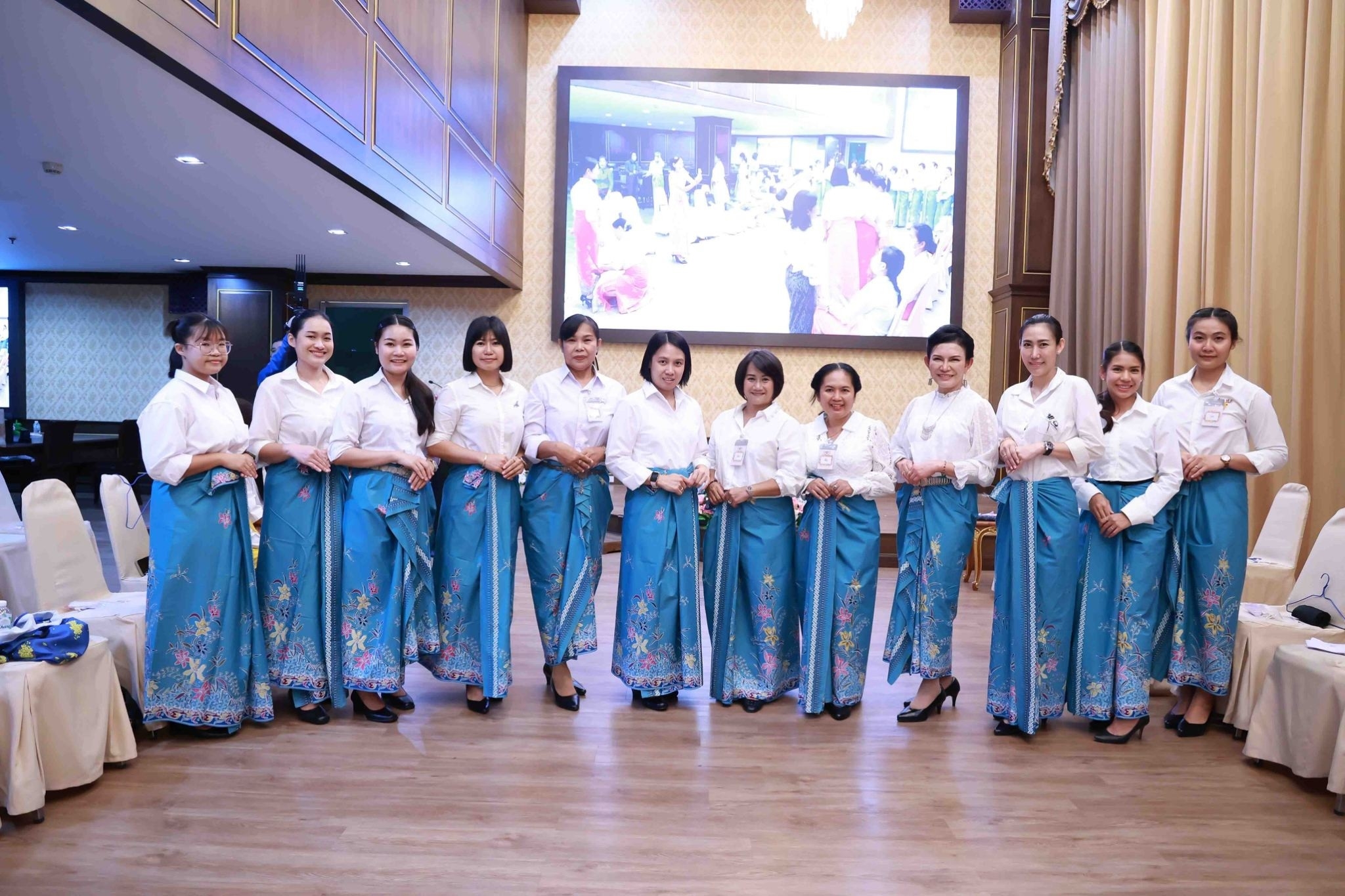 ๑๑๕ นายก สคภ.สป. พร้อมด้วยคณะกรรมการสมาคมฯ ร่วมกิจกรรมโครงการศูนย์ส่งเสริมการเรียนรู้ “การใส่ผ้าซิ่น”