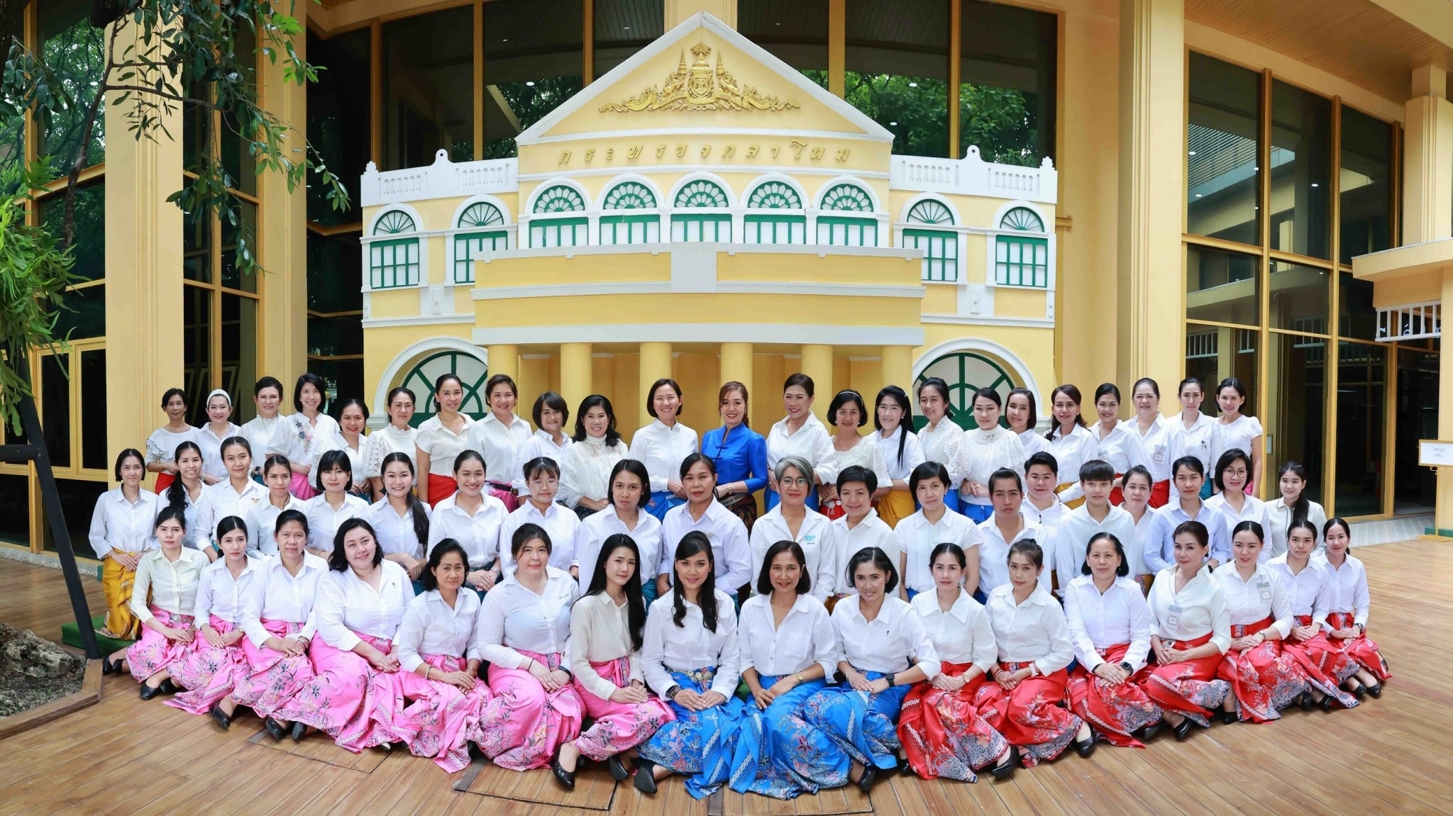 ๑๑๕ นายก สคภ.สป. พร้อมด้วยคณะกรรมการสมาคมฯ ร่วมกิจกรรมโครงการศูนย์ส่งเสริมการเรียนรู้ “การใส่ผ้าซิ่น”