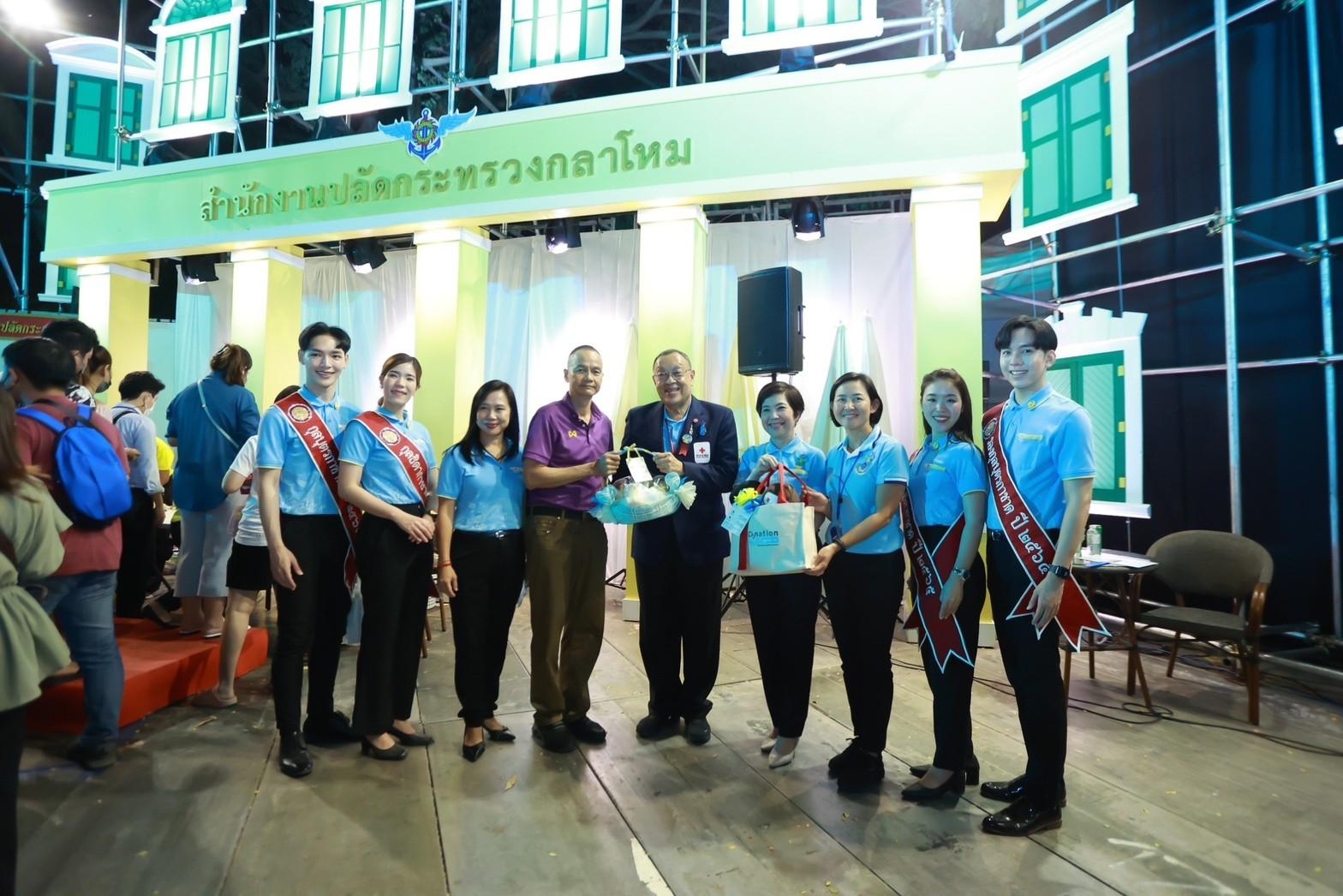 ๐๕๑ บรรยากาศการออกร้านของ สำนักงานปลัดกระทรวงกลาโหม และสมาคมภริยาข้าราชการสำนักงานปลัดกระทรวงกลาโหม ในงานกาชาดประจำปี ๒๕๖๕