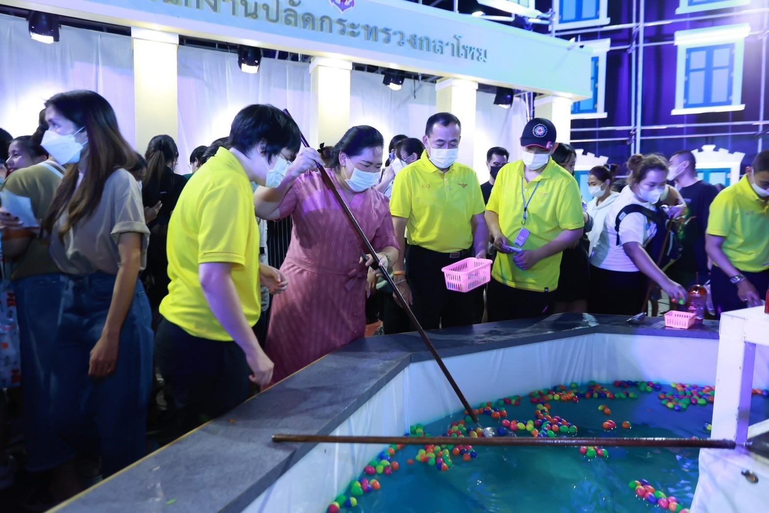 ๐๕๑ บรรยากาศการออกร้านของ สำนักงานปลัดกระทรวงกลาโหม และสมาคมภริยาข้าราชการสำนักงานปลัดกระทรวงกลาโหม ในงานกาชาดประจำปี ๒๕๖๕