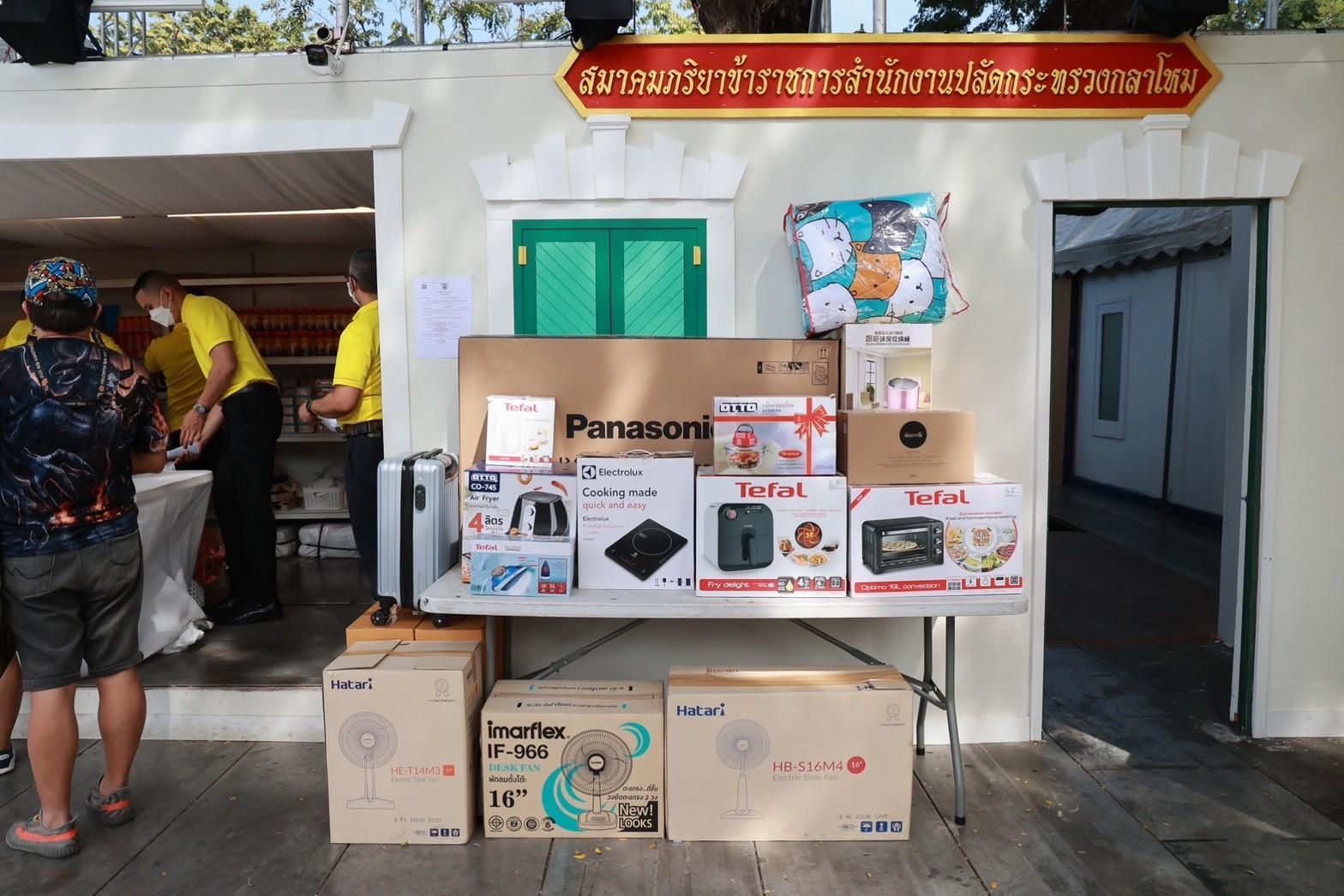 ๐๕๑ บรรยากาศการออกร้านของ สำนักงานปลัดกระทรวงกลาโหม และสมาคมภริยาข้าราชการสำนักงานปลัดกระทรวงกลาโหม ในงานกาชาดประจำปี ๒๕๖๕
