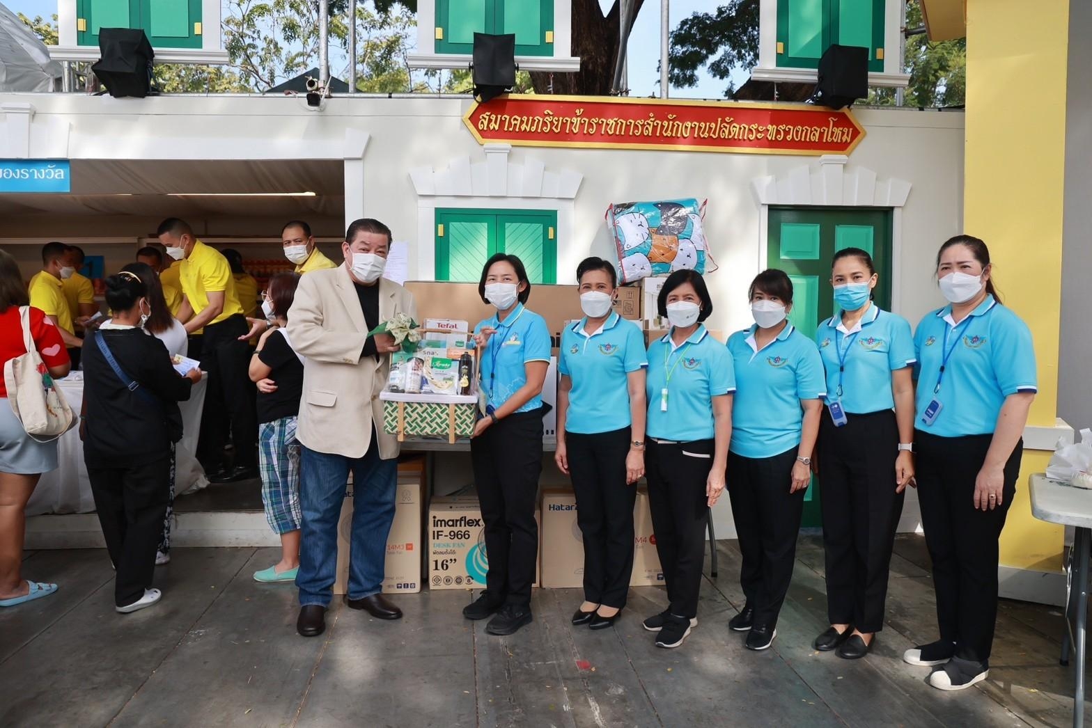 ๐๕๑ บรรยากาศการออกร้านของ สำนักงานปลัดกระทรวงกลาโหม และสมาคมภริยาข้าราชการสำนักงานปลัดกระทรวงกลาโหม ในงานกาชาดประจำปี ๒๕๖๕