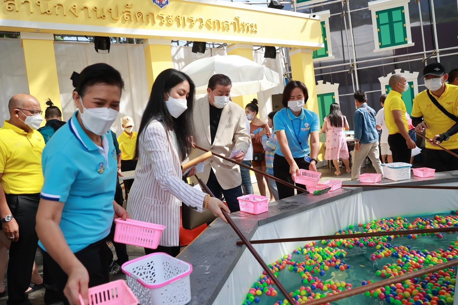 ๐๕๑ บรรยากาศการออกร้านของ สำนักงานปลัดกระทรวงกลาโหม และสมาคมภริยาข้าราชการสำนักงานปลัดกระทรวงกลาโหม ในงานกาชาดประจำปี ๒๕๖๕