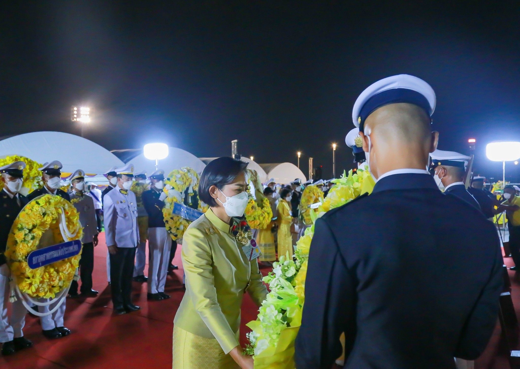 ๐๐๕ นายกสมาคมภริยาฯ ร่วมพิธีเปิดพระบรมราชานุสาวรีย์พระบาทสมเด็จพระบรมชนกาธิเบศร มหาภูมิพลอดุลยเดชมหาราช บรมนาถบพิตร ณ อทุยานเฉลิมพระเกียรติฯ