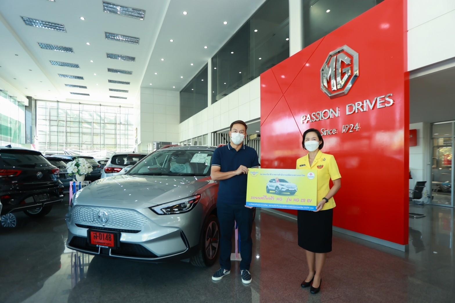 ๐๕๓ นายก สคภ.สป. ส่งมอบรางวัลให้กับผู้โชคดีที่ได้รับรางวัลสลากบำรุงสภากาชาดไทยของสมาคมฯ