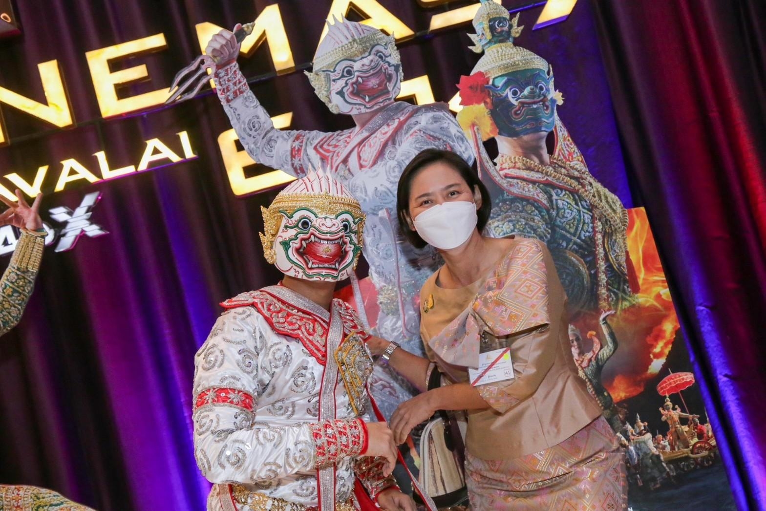 ๐๓๔ ปลัดกระทรวงกลาโหม และนายกสมาคมภริยาฯ เข้าเฝ้าทูลละอองธุลีพระบาทรับเสด็จ พระบาทสมเด็จพระเจ้าอยู่หัว และ สมเด็จพระนางเจ้าฯ พระบรมราชินี ในการเสด็จพระราชดำเนินไปทอดพระเนตรโขนภาพยนตร์