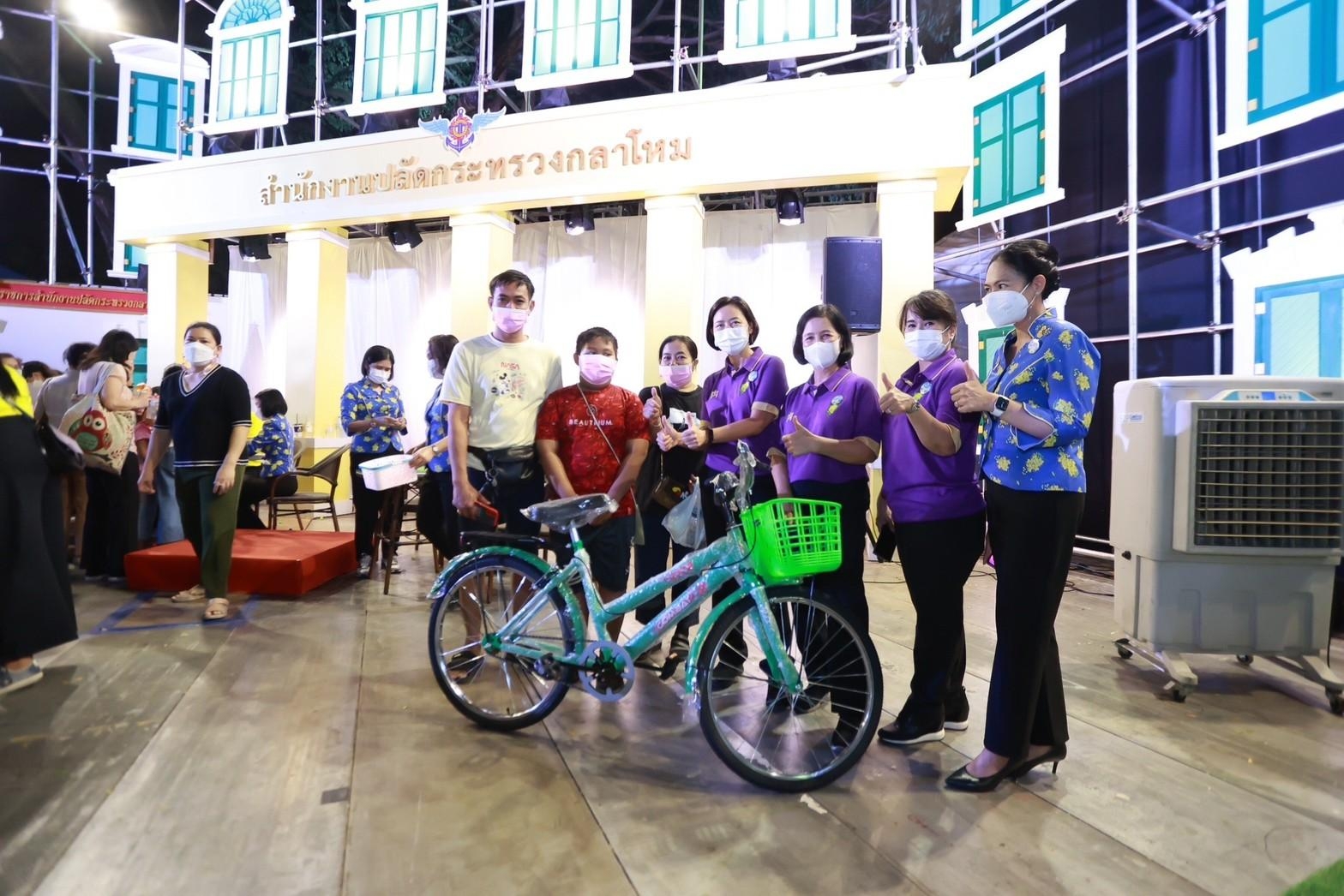 ๐๕๐ บรรยากาศการออกร้านของ สำนักงานปลัดกระทรวงกลาโหม และสมาคมภริยาข้าราชการสำนักงานปลัดกระทรวงกลาโหม ในงานกาชาดประจำปี ๒๕๖๕