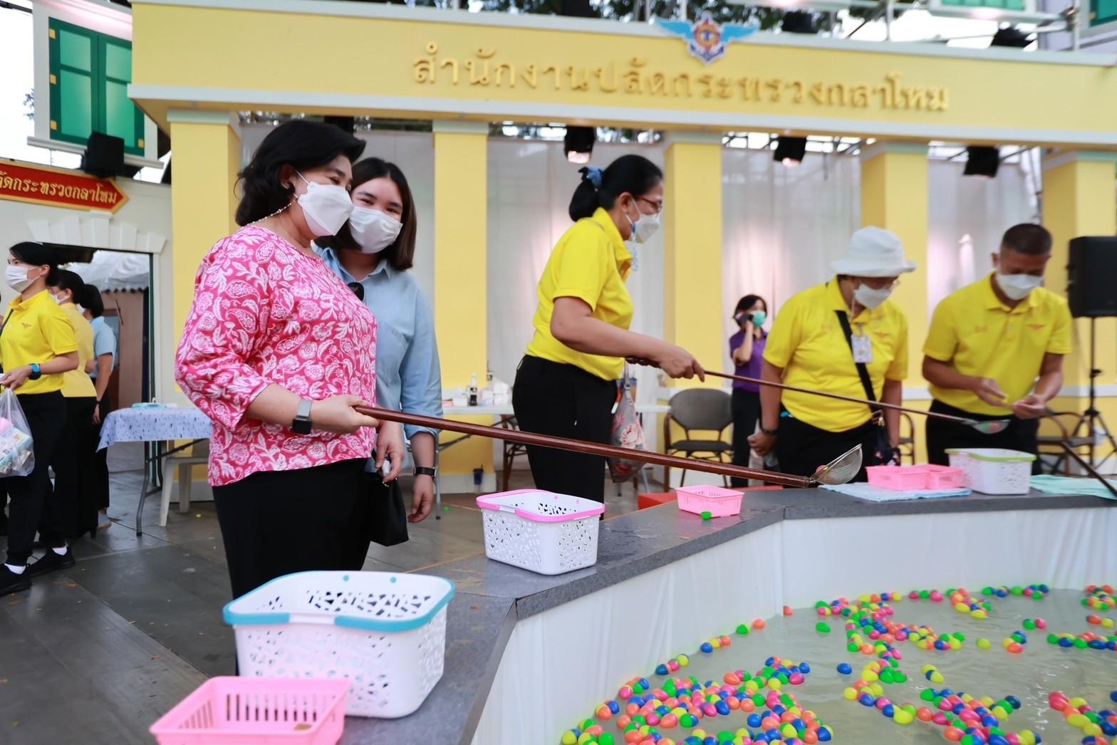 ๐๕๐ บรรยากาศการออกร้านของ สำนักงานปลัดกระทรวงกลาโหม และสมาคมภริยาข้าราชการสำนักงานปลัดกระทรวงกลาโหม ในงานกาชาดประจำปี ๒๕๖๕