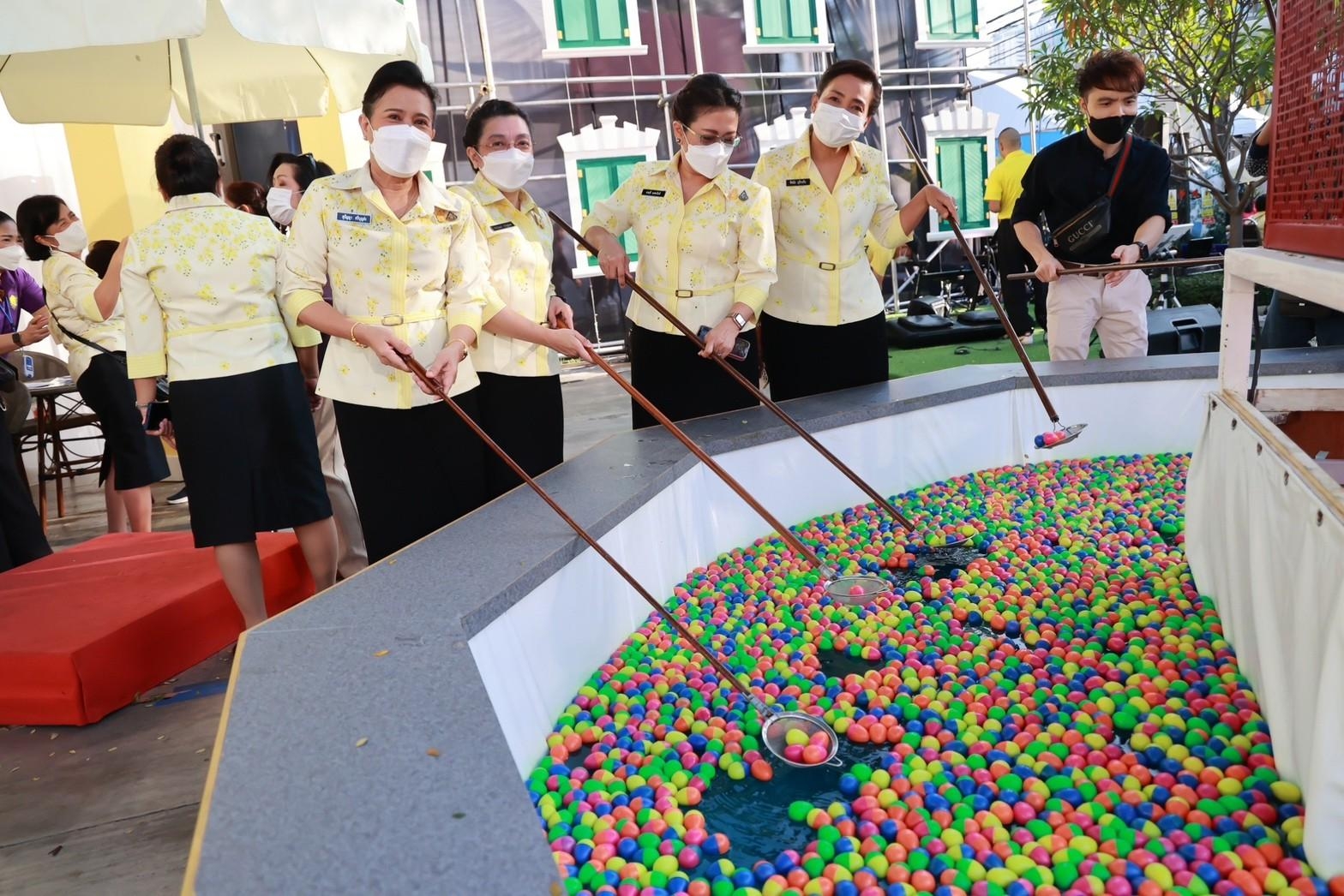 ๐๕๐ บรรยากาศการออกร้านของ สำนักงานปลัดกระทรวงกลาโหม และสมาคมภริยาข้าราชการสำนักงานปลัดกระทรวงกลาโหม ในงานกาชาดประจำปี ๒๕๖๕