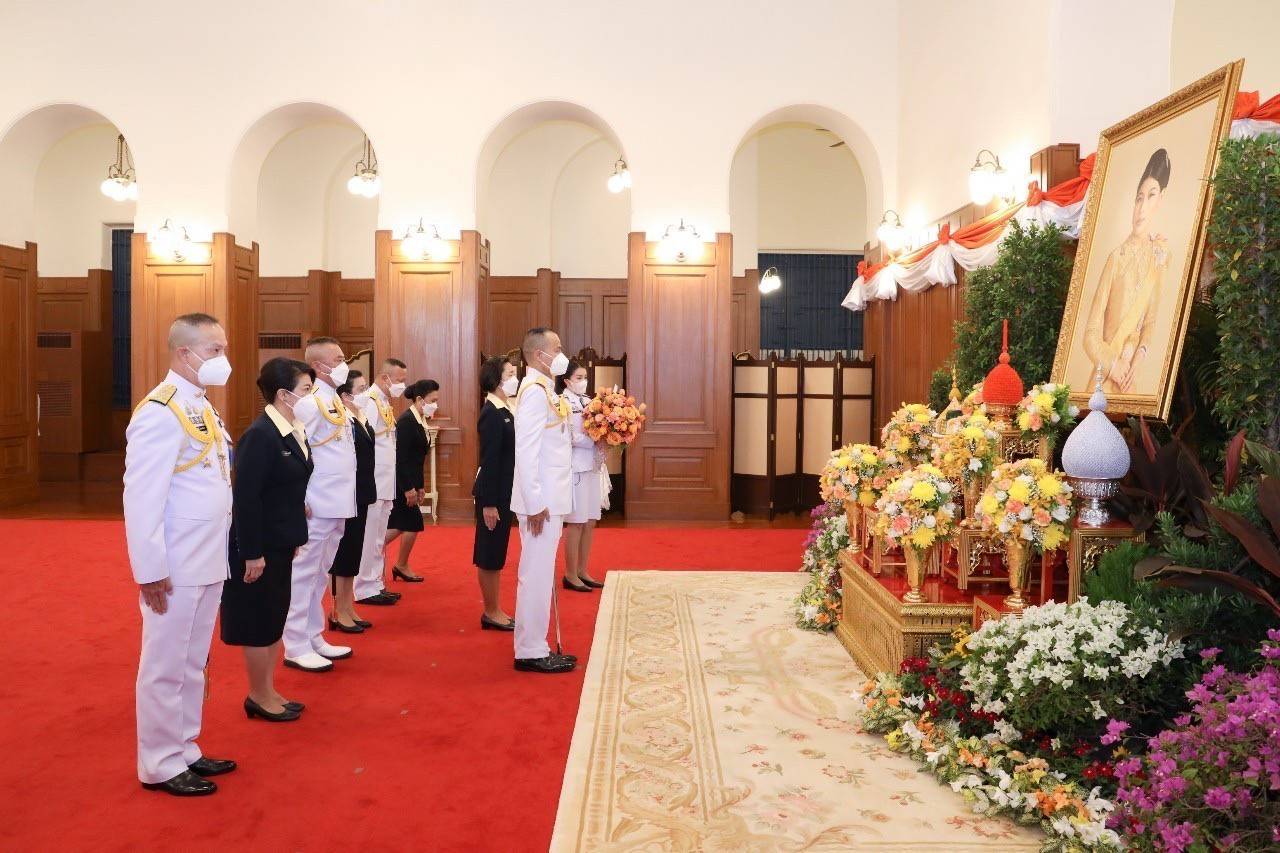 ๐๕๘ ปลัดกระทรวงกลาโหมและนายก สคภ.สป. นำคณะนายทหารชั้นผู้ใหญ่และภริยา ทูลเกล้าฯ ถวายแจกันดอกไม้ พร...