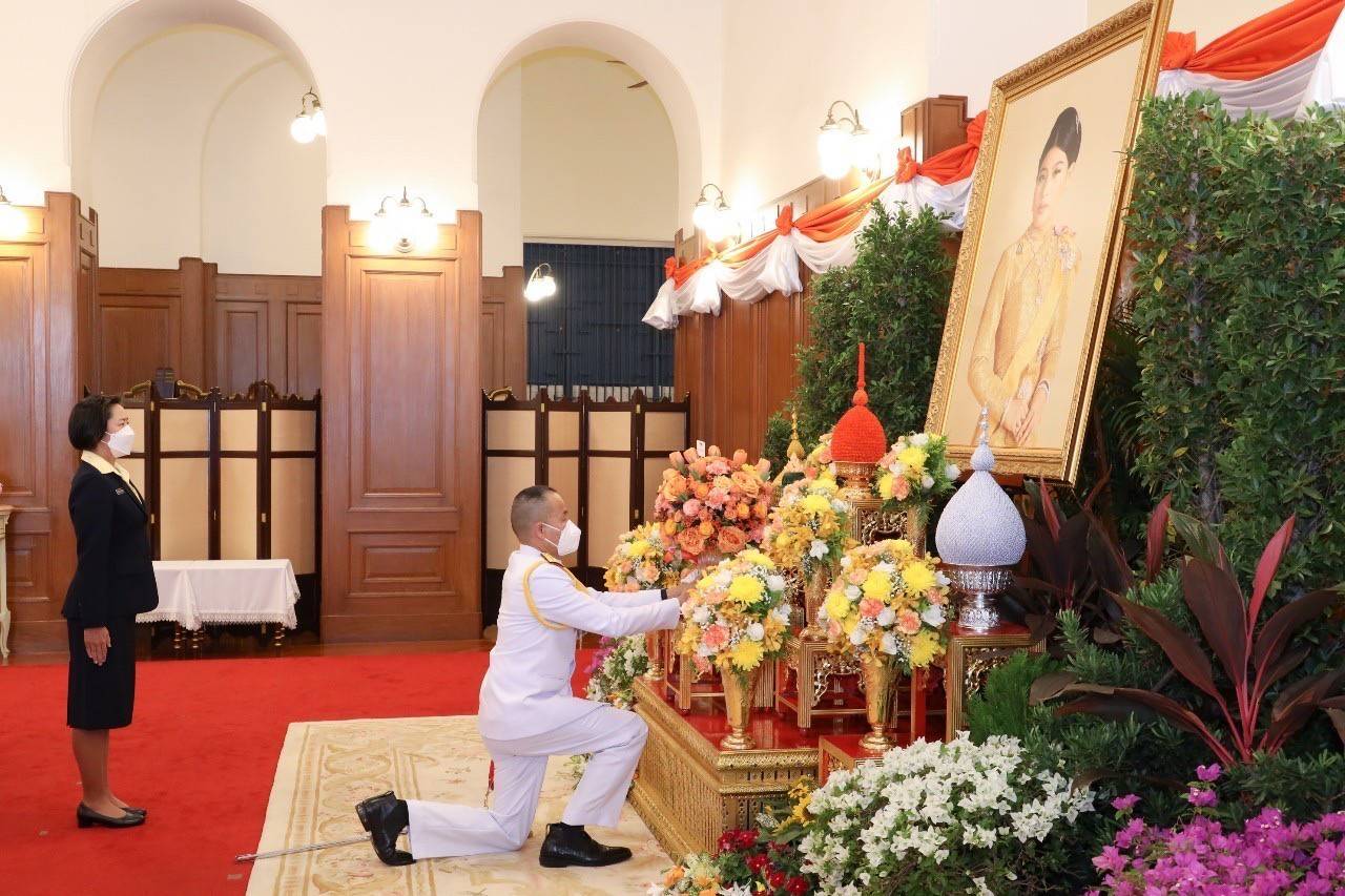 ๐๕๘ ปลัดกระทรวงกลาโหมและนายก สคภ.สป. นำคณะนายทหารชั้นผู้ใหญ่และภริยา ทูลเกล้าฯ ถวายแจกันดอกไม้ พร้อมลงนามถวายพระพร สมเด็จพระเจ้าลูกเธอ เจ้าฟ้าสิริวัณณวรี นารีรัตนราชกัญญา เนื่องในโอกาสวันคล้ายวันประสูติ (๘ ม.ค.๖๖)