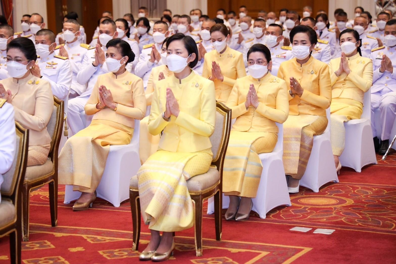 ๐๓๒ นายก สคภ.สป. พร้อมด้วยคณะกรรมการสมาคมฯ ร่วมพิธีสวดพระพุทธมนต์และพิธีทำบุญตักบาตรถวายเป็นพระราชกุศล