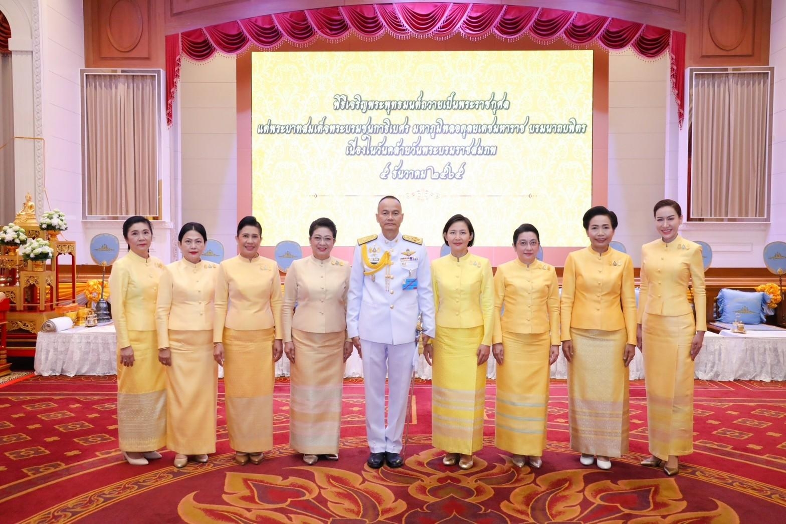 ๐๓๒ นายก สคภ.สป. พร้อมด้วยคณะกรรมการสมาคมฯ ร่วมพิธีสวดพระพุทธมนต์และพิธีทำบุญตักบาตรถวายเป็นพระราชกุศล