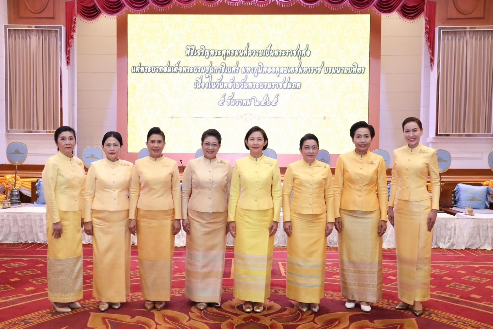 ๐๓๒ นายก สคภ.สป. พร้อมด้วยคณะกรรมการสมาคมฯ ร่วมพิธีสวดพระพุทธมนต์และพิธีทำบุญตักบาตรถวายเป็นพระราชกุศล