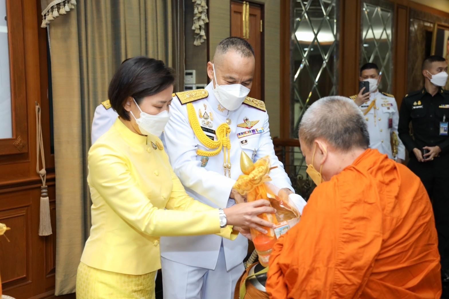๐๓๒ นายก สคภ.สป. พร้อมด้วยคณะกรรมการสมาคมฯ ร่วมพิธีสวดพระพุทธมนต์และพิธีทำบุญตักบาตรถวายเป็นพระราชกุศล
