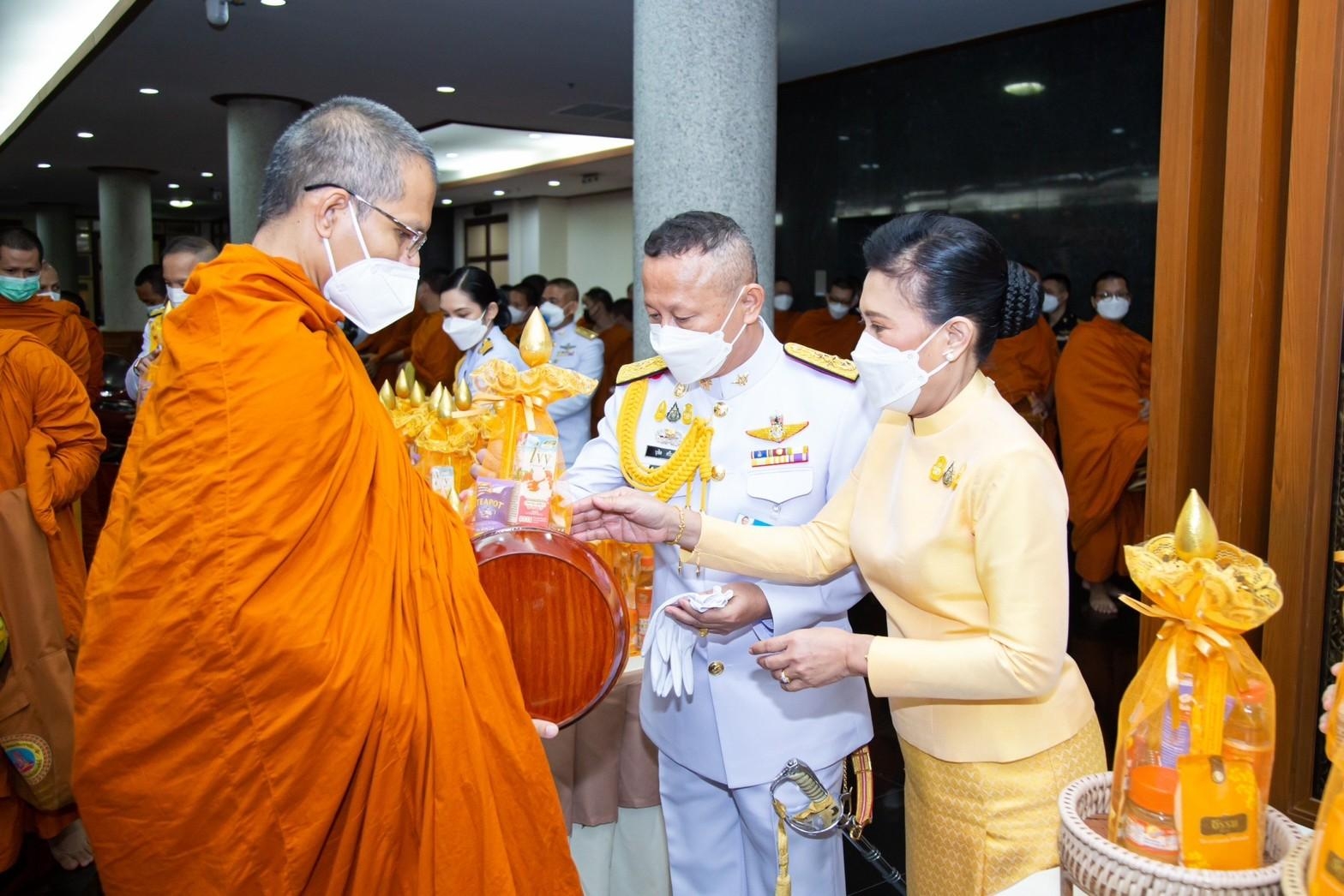 ๐๓๒ นายก สคภ.สป. พร้อมด้วยคณะกรรมการสมาคมฯ ร่วมพิธีสวดพระพุทธมนต์และพิธีทำบุญตักบาตรถวายเป็นพระราชกุศล