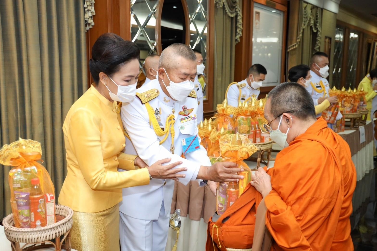 ๐๓๒ นายก สคภ.สป. พร้อมด้วยคณะกรรมการสมาคมฯ ร่วมพิธีสวดพระพุทธมนต์และพิธีทำบุญตักบาตรถวายเป็นพระราชกุศล