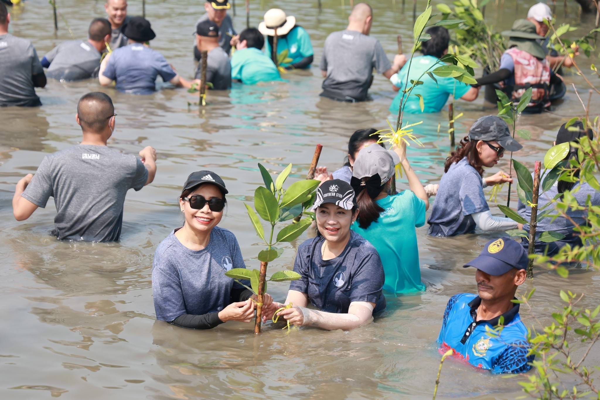 ๐๘๒ นายก สคภ.สป. พร้อมด้วยคณะกรรมการสมาคมฯ ร่วมน้อมสืบสานปณิธานงานของพ่อ ในกิจกรรม “พลิกฟื้นผืนป่า รักษา ต่อยอด"