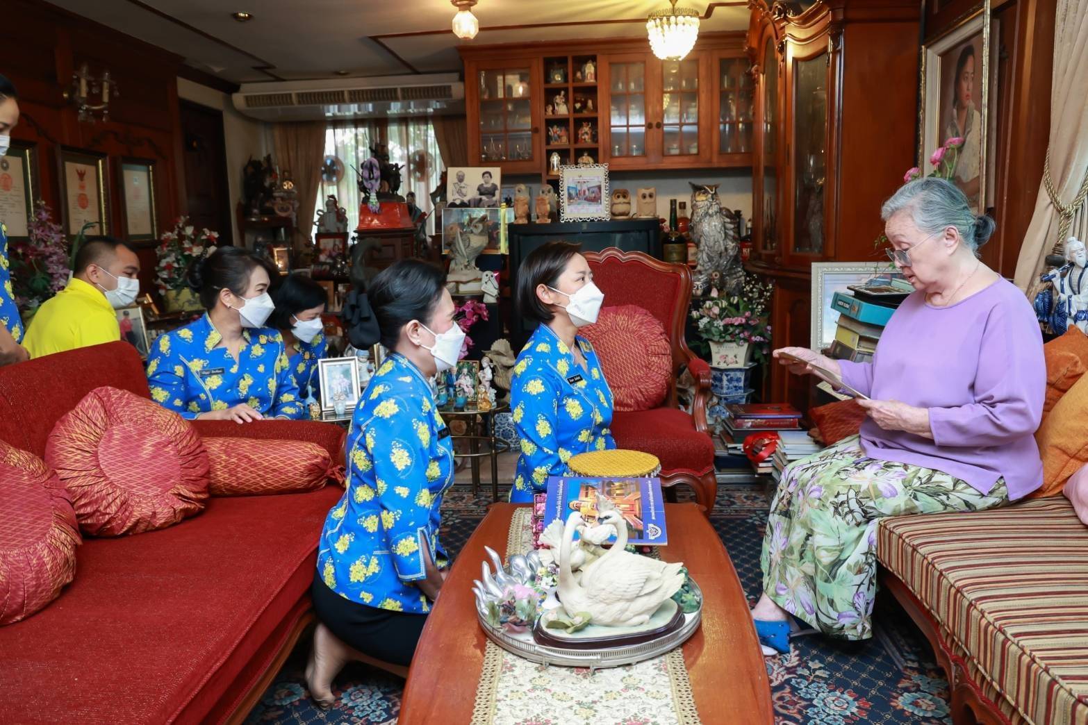 ๐๑๒ นายก สคภ.สป. นำคณะเข้าเยี่ยมคารวะคุณหญิงสรัสนันท์ เรืองตระกูล