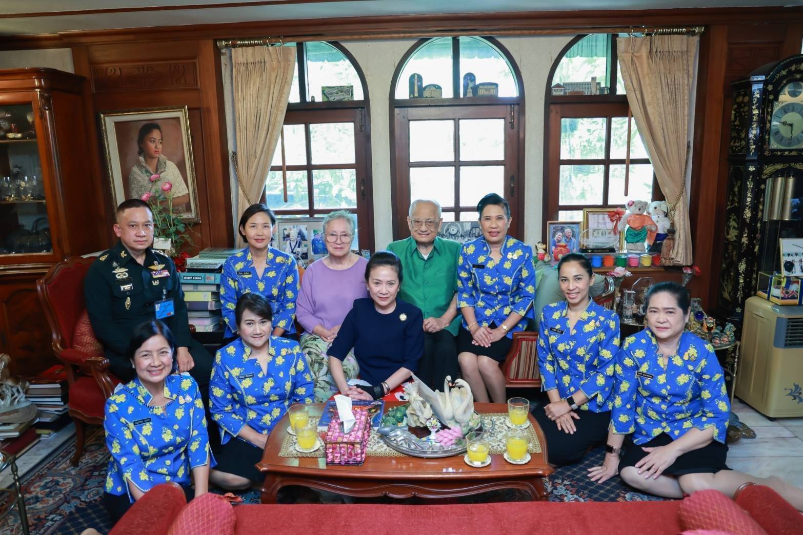 ๐๑๒ นายก สคภ.สป. นำคณะเข้าเยี่ยมคารวะคุณหญิงสรัสนันท์ เรืองตระกูล