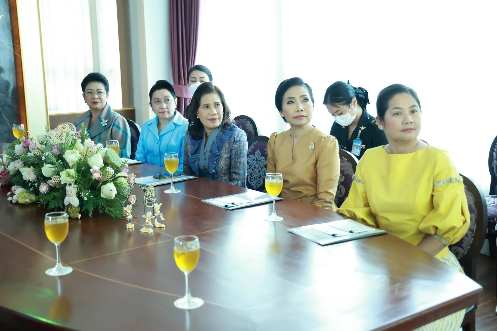 ๑๐๖ นายก สคภ.สป. พร้อมด้วยคณะกรรมการสมาคมฯ ให้การต้อนรับคณะคู่สมรสผู้ช่วยทูตทหารต่างประเทศ/กรุงเทพฯ
