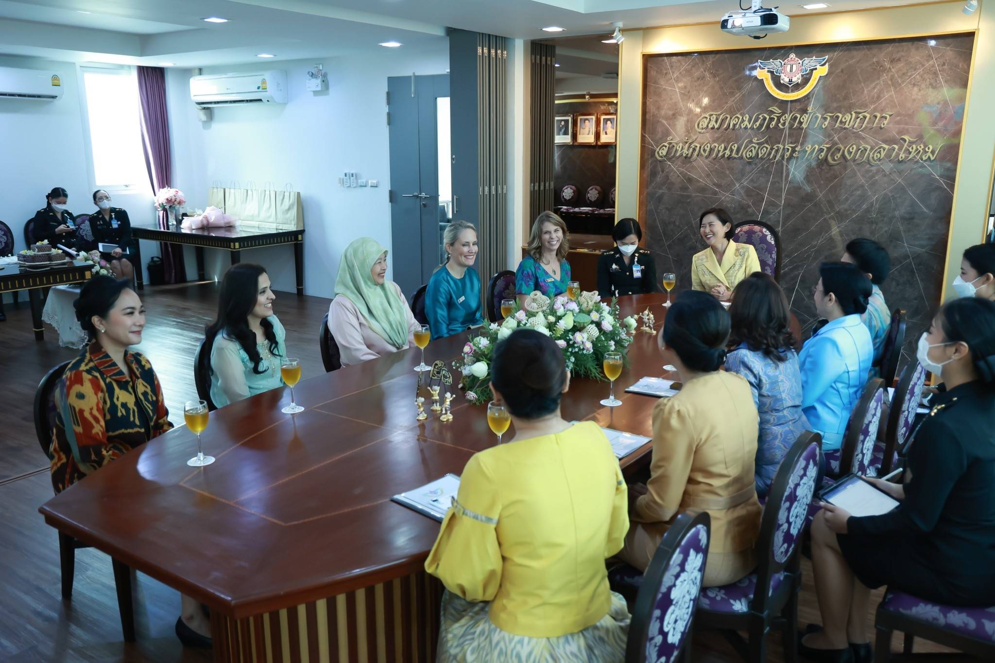 ๑๐๖ นายก สคภ.สป. พร้อมด้วยคณะกรรมการสมาคมฯ ให้การต้อนรับคณะคู่สมรสผู้ช่วยทูตทหารต่างประเทศ/กรุงเทพฯ