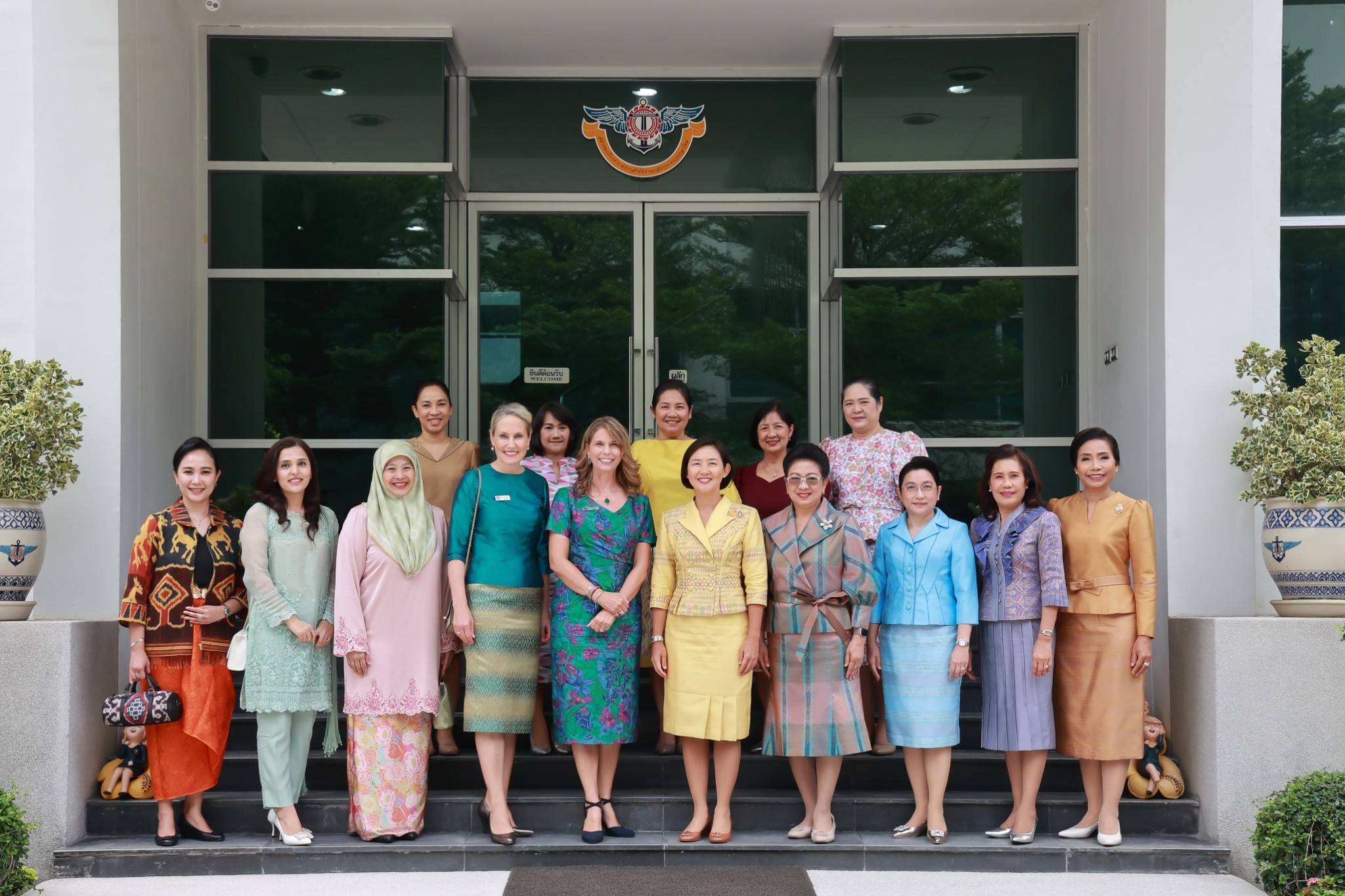 ๑๐๖ นายก สคภ.สป. พร้อมด้วยคณะกรรมการสมาคมฯ ให้การต้อนรับคณะคู่สมรสผู้ช่วยทูตทหารต่างประเทศ/กรุงเทพฯ