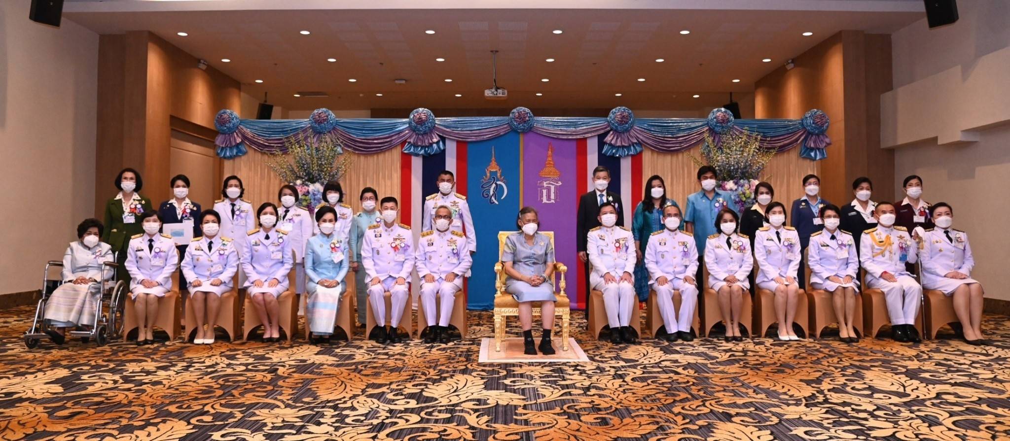 ๑๓๖ ผู้แทน นายกสคภ.สป.รับพระราชทานโล่เกียรติคุณของสภาสังคมสงเคราะห์แห่งประเทศไทยในพระบรมราชูปถัมภ์