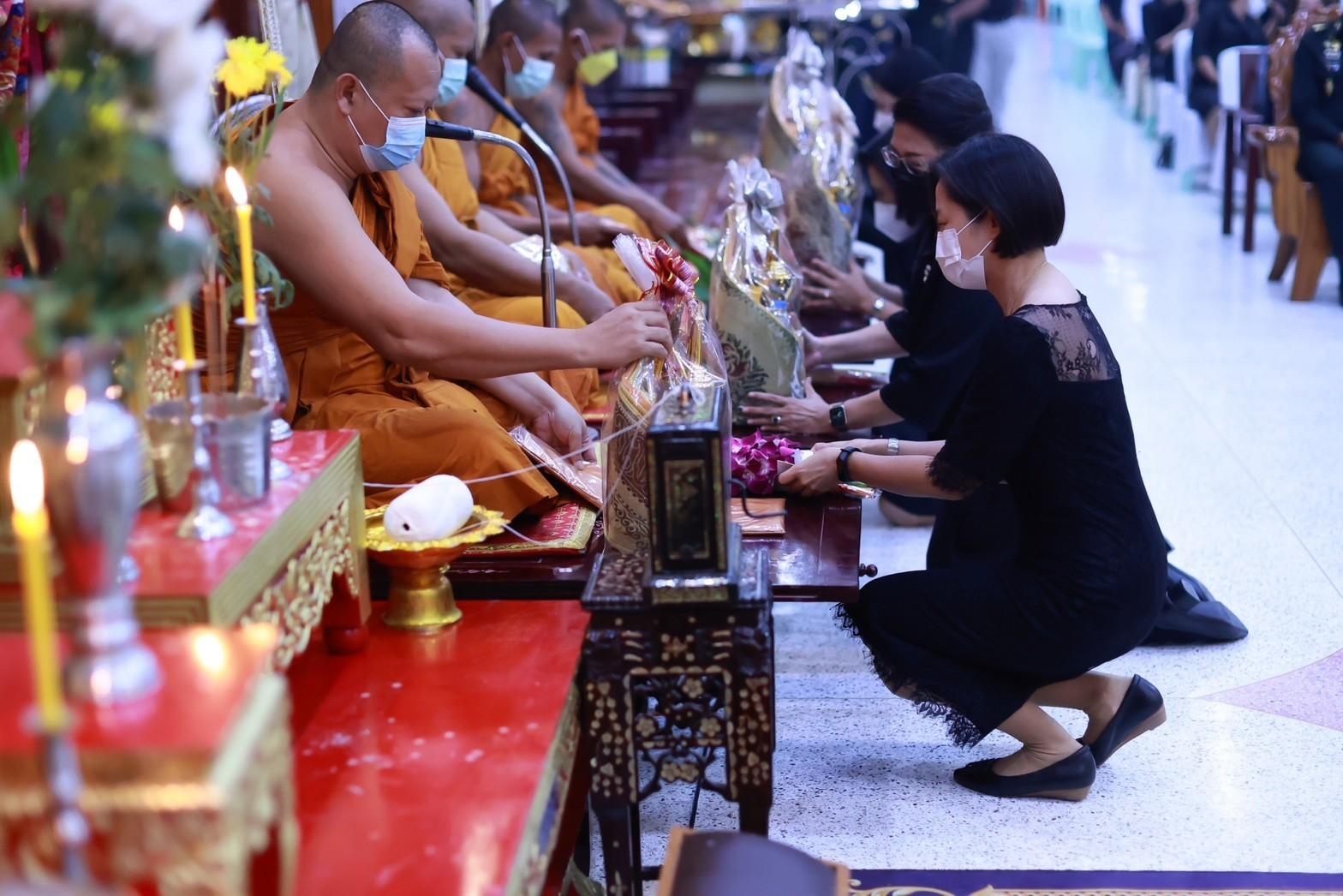 ๐๖๐ สมาคมภริยาข้าราชการสำนักงานปลัดกระทรวงกลาโหม เป็นเจ้าภาพร่วมพิธีสวดพระอภิธรรม บิดาของคณะกรรมการสมาคมฯ