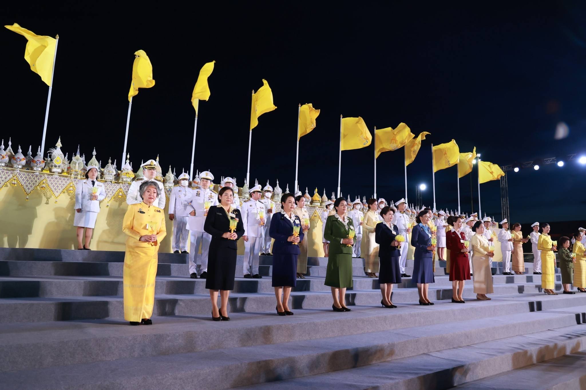๑๒๕ พิธีถวายเครื่องราชสักการะ และพิธีจุดเทียนถวายพระพรชัยมงคล เนื่องในโอกาสวันเฉลิมพระชนมพรรษาพระบาทสมเด็จพระเจ้าอยู่หัว