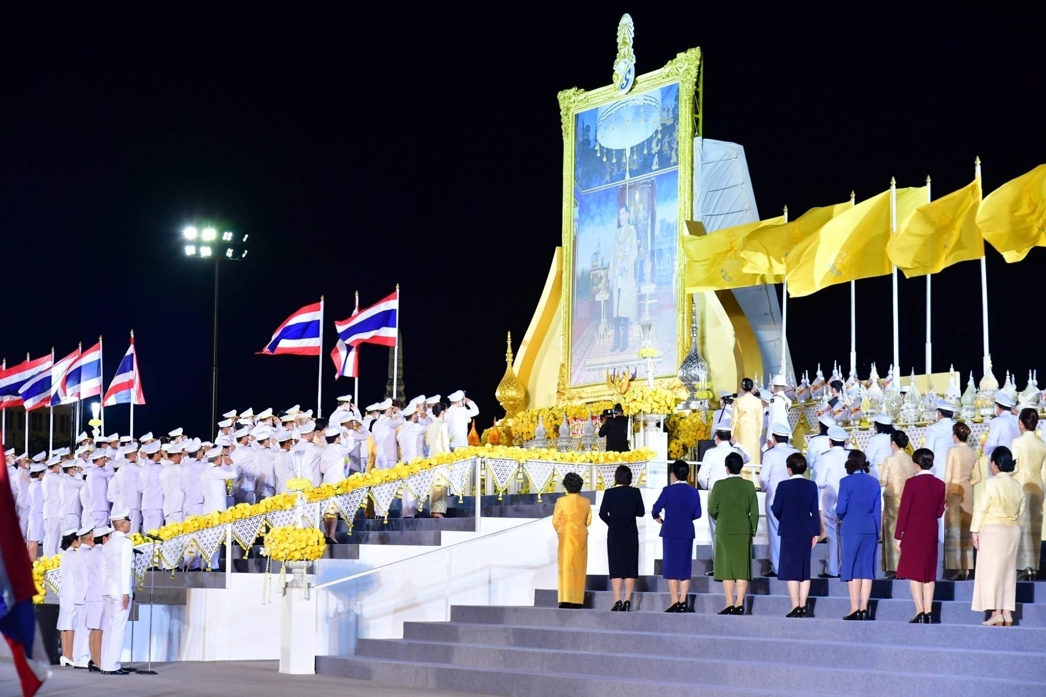 ๑๒๕ พิธีถวายเครื่องราชสักการะ และพิธีจุดเทียนถวายพระพรชัยมงคล เนื่องในโอกาสวันเฉลิมพระชนมพรรษาพระบาทสมเด็จพระเจ้าอยู่หัว