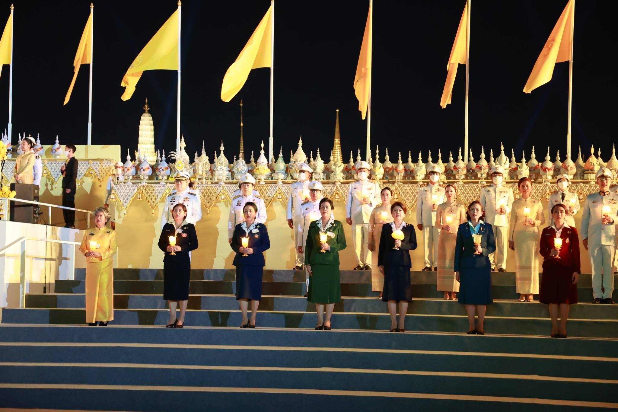 ๑๒๕ พิธีถวายเครื่องราชสักการะ และพิธีจุดเทียนถวายพระพรชัยมงคล เนื่องในโอกาสวันเฉลิมพระชนมพรรษาพระบาทสมเด็จพระเจ้าอยู่หัว