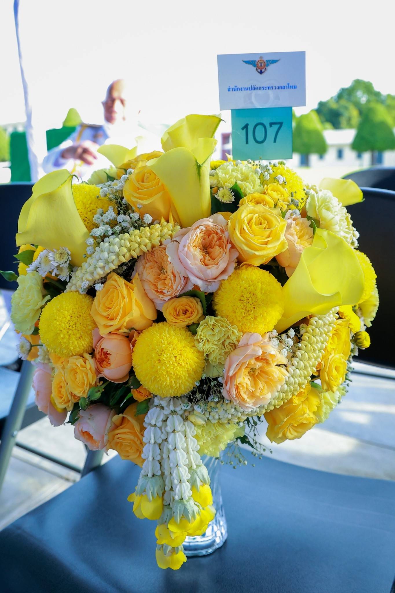๑๒๔ ผู้แทนปลัดกระทรวงกลาโหมและนายก สคภ.สป. ทูลเกล้าฯ ถวายแจกันดอกไม้ เนื่องในโอกาสวันเฉลิมพระชนมพ...