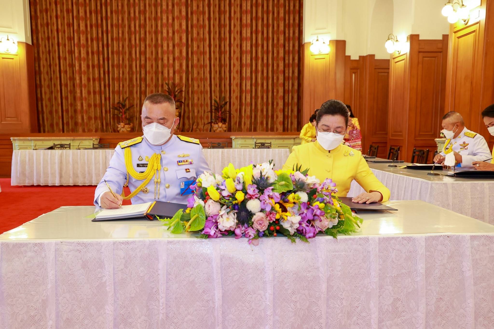 ๑๒๔ ผู้แทนปลัดกระทรวงกลาโหมและนายก สคภ.สป. ทูลเกล้าฯ ถวายแจกันดอกไม้ เนื่องในโอกาสวันเฉลิมพระชนมพรรษาพระบาทสมเด็จพระเจ้าอยู่หัว ๗๑ พรรษา
