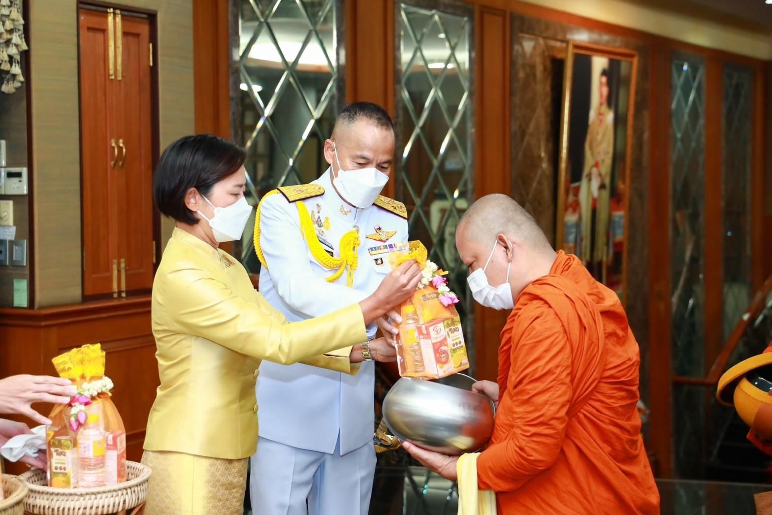๐๐๔ นายกสมาคมภริยาฯ ร่วมกิจกรรมเนื่องในวันคล้ายวันสวรรคตพระบาทสมเด็จพระบรมชนกาธิเบศร มหาภูมิพลอดุลยเดชมหาราช บรมนาถบพิตร