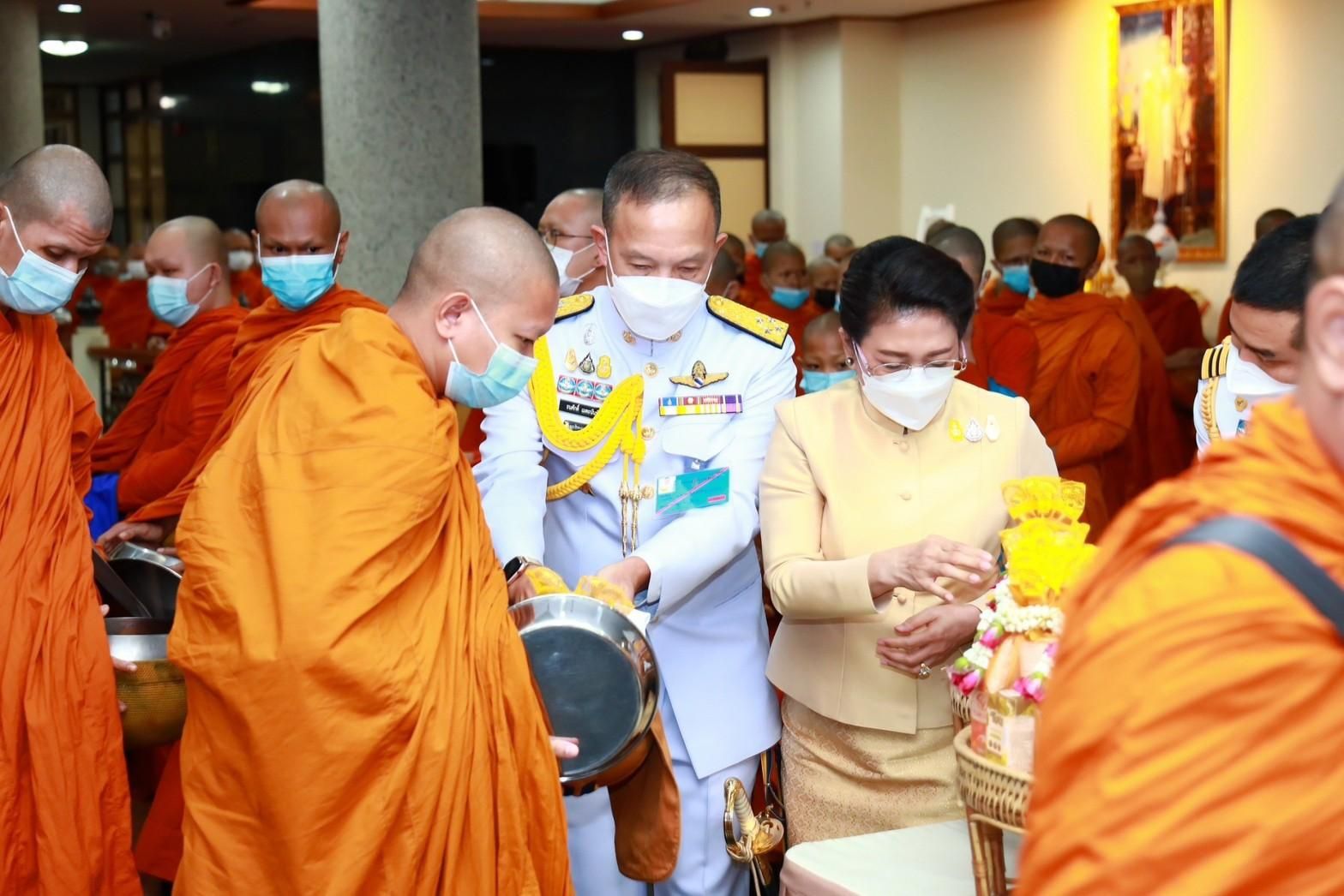 ๐๐๔ นายกสมาคมภริยาฯ ร่วมกิจกรรมเนื่องในวันคล้ายวันสวรรคตพระบาทสมเด็จพระบรมชนกาธิเบศร มหาภูมิพลอดุลยเดชมหาราช บรมนาถบพิตร