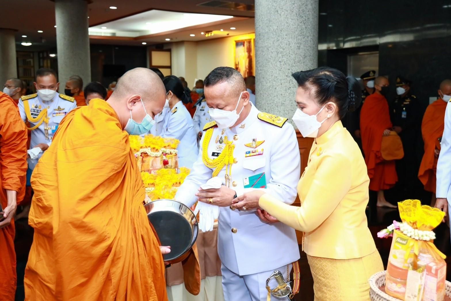 ๐๐๔ นายกสมาคมภริยาฯ ร่วมกิจกรรมเนื่องในวันคล้ายวันสวรรคตพระบาทสมเด็จพระบรมชนกาธิเบศร มหาภูมิพลอดุลยเดชมหาราช บรมนาถบพิตร