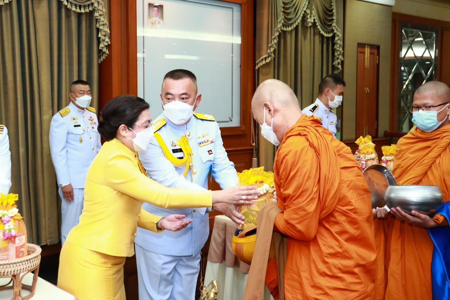 ๐๐๔ นายกสมาคมภริยาฯ ร่วมกิจกรรมเนื่องในวันคล้ายวันสวรรคตพระบาทสมเด็จพระบรมชนกาธิเบศร มหาภูมิพลอดุลยเดชมหาราช บรมนาถบพิตร