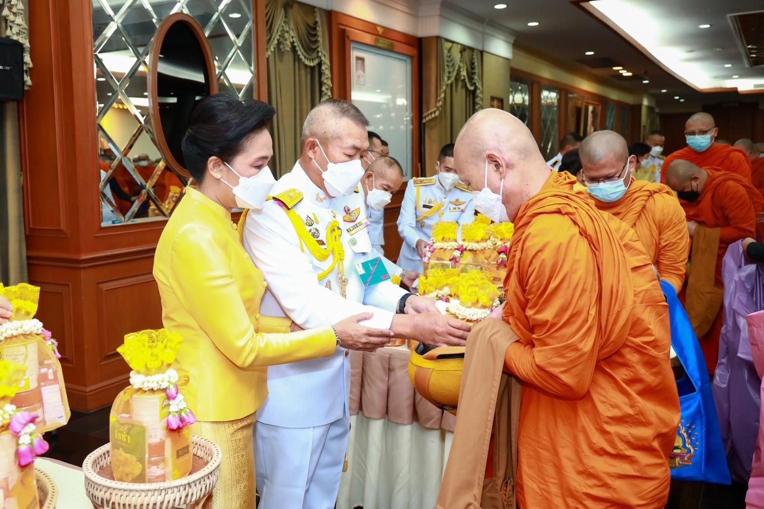 ๐๐๔ นายกสมาคมภริยาฯ ร่วมกิจกรรมเนื่องในวันคล้ายวันสวรรคตพระบาทสมเด็จพระบรมชนกาธิเบศร มหาภูมิพลอดุลยเดชมหาราช บรมนาถบพิตร