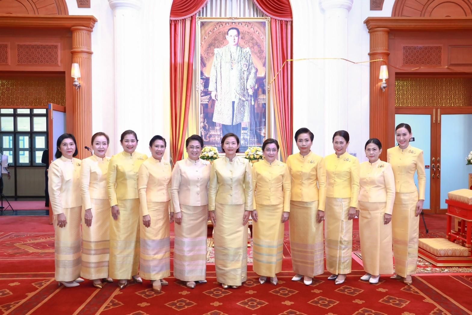 ๐๐๔ นายกสมาคมภริยาฯ ร่วมกิจกรรมเนื่องในวันคล้ายวันสวรรคตพระบาทสมเด็จพระบรมชนกาธิเบศร มหาภูมิพลอดุลยเดชมหาราช บรมนาถบพิตร