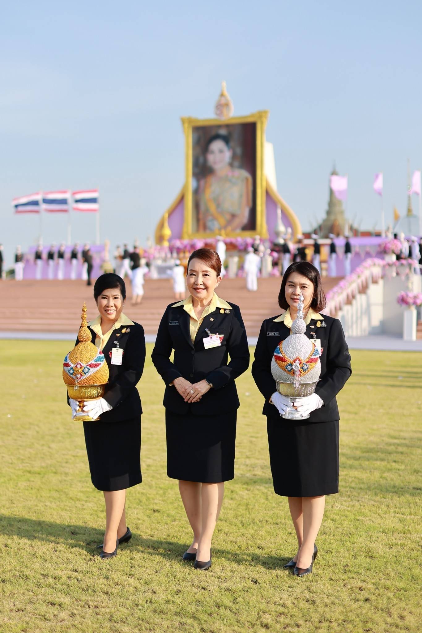 ๑๐๕ พิธีถวายเครื่องราชสักการะ และพิธีจุดเทียนถวายพระพรชัยมงคล เนื่องในโอกาสวันเฉลิมพระชนมพรรษาสมเด็จพระนางเจ้าฯ พระบรมราชินี