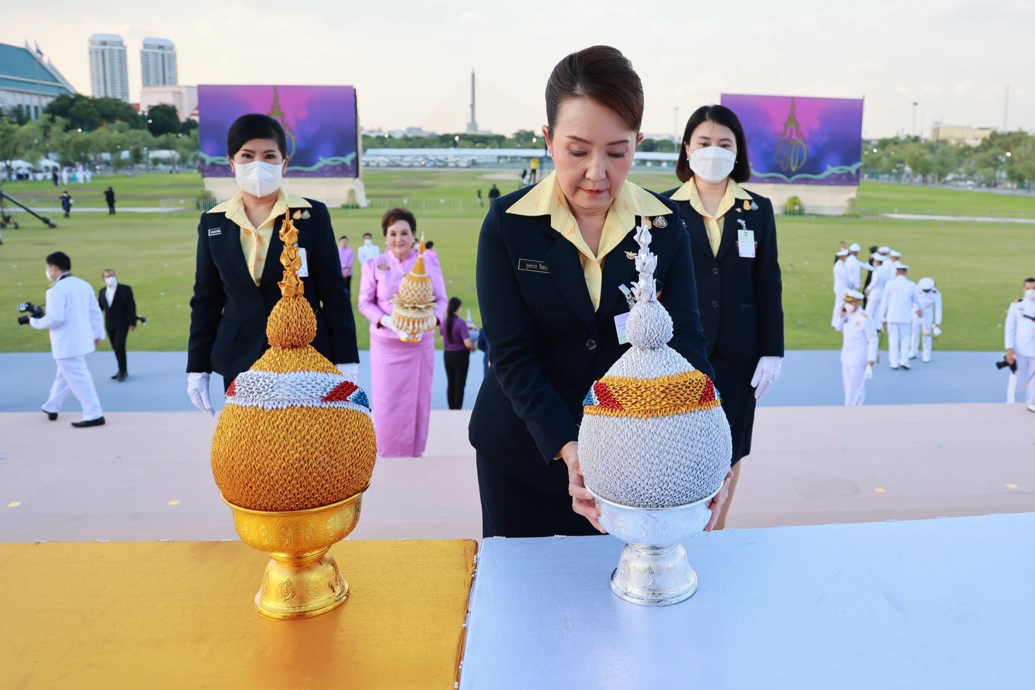 ๑๐๕ พิธีถวายเครื่องราชสักการะ และพิธีจุดเทียนถวายพระพรชัยมงคล เนื่องในโอกาสวันเฉลิมพระชนมพรรษาสมเด็จพระนางเจ้าฯ พระบรมราชินี