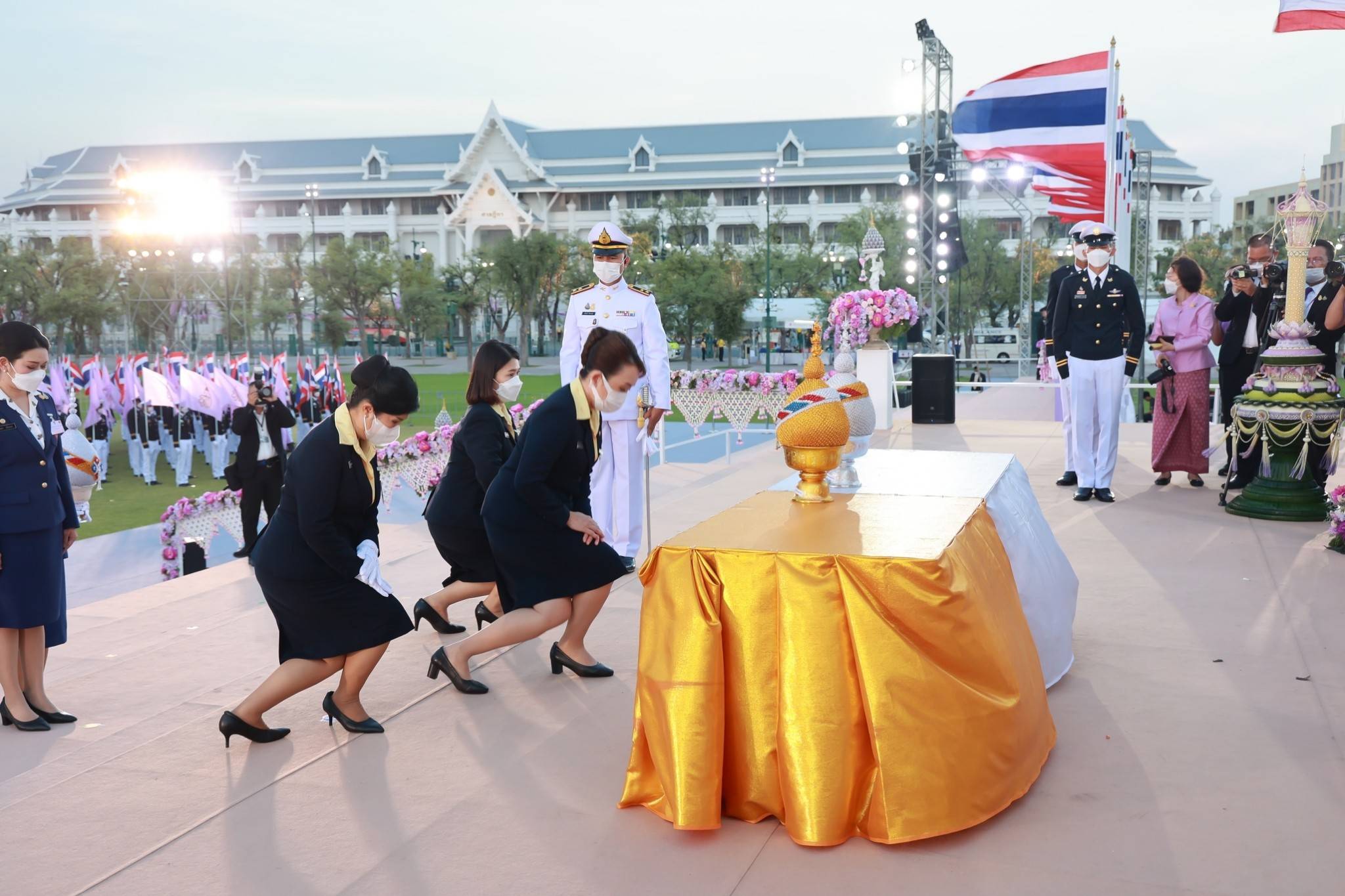 ๑๐๕ พิธีถวายเครื่องราชสักการะ และพิธีจุดเทียนถวายพระพรชัยมงคล เนื่องในโอกาสวันเฉลิมพระชนมพรรษาสมเด็จพระนางเจ้าฯ พระบรมราชินี