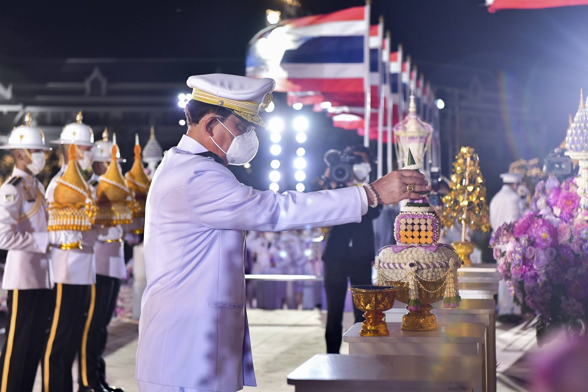 ๑๐๕ พิธีถวายเครื่องราชสักการะ และพิธีจุดเทียนถวายพระพรชัยมงคล เนื่องในโอกาสวันเฉลิมพระชนมพรรษาสมเด็จพระนางเจ้าฯ พระบรมราชินี